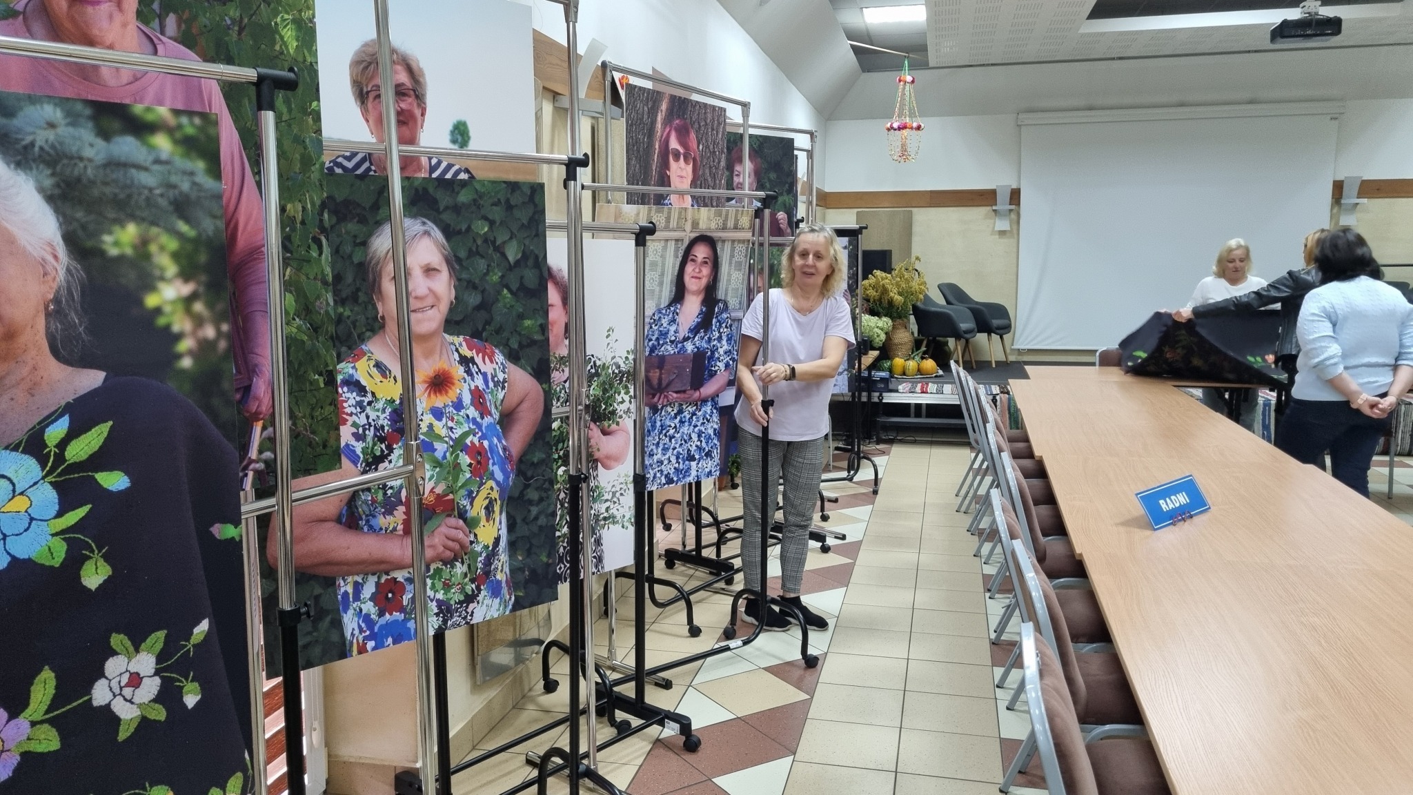 zdjęcie z wizerunkami kobiet na plakatach
