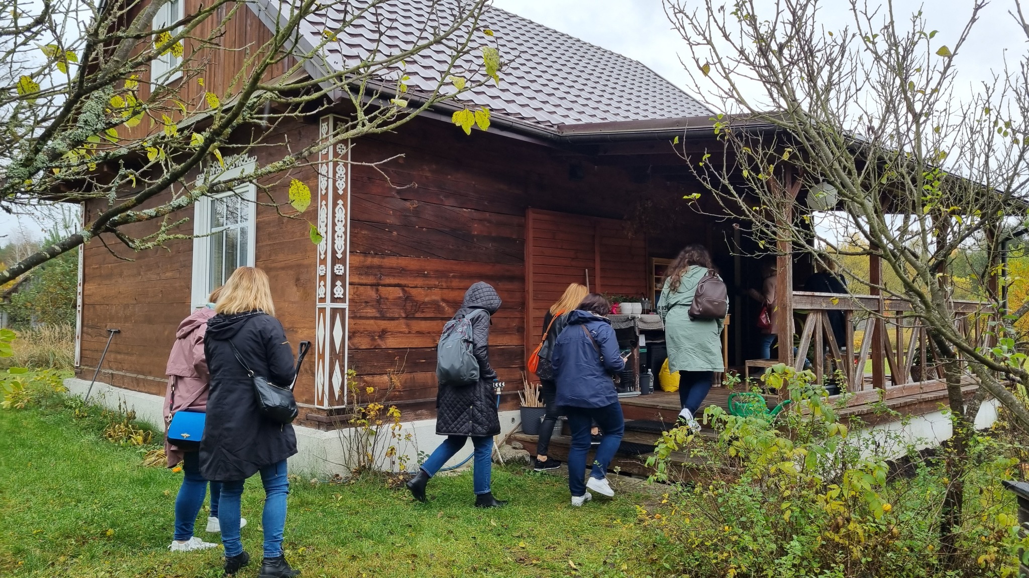 grupa kobiet wchodząca do starego budynku