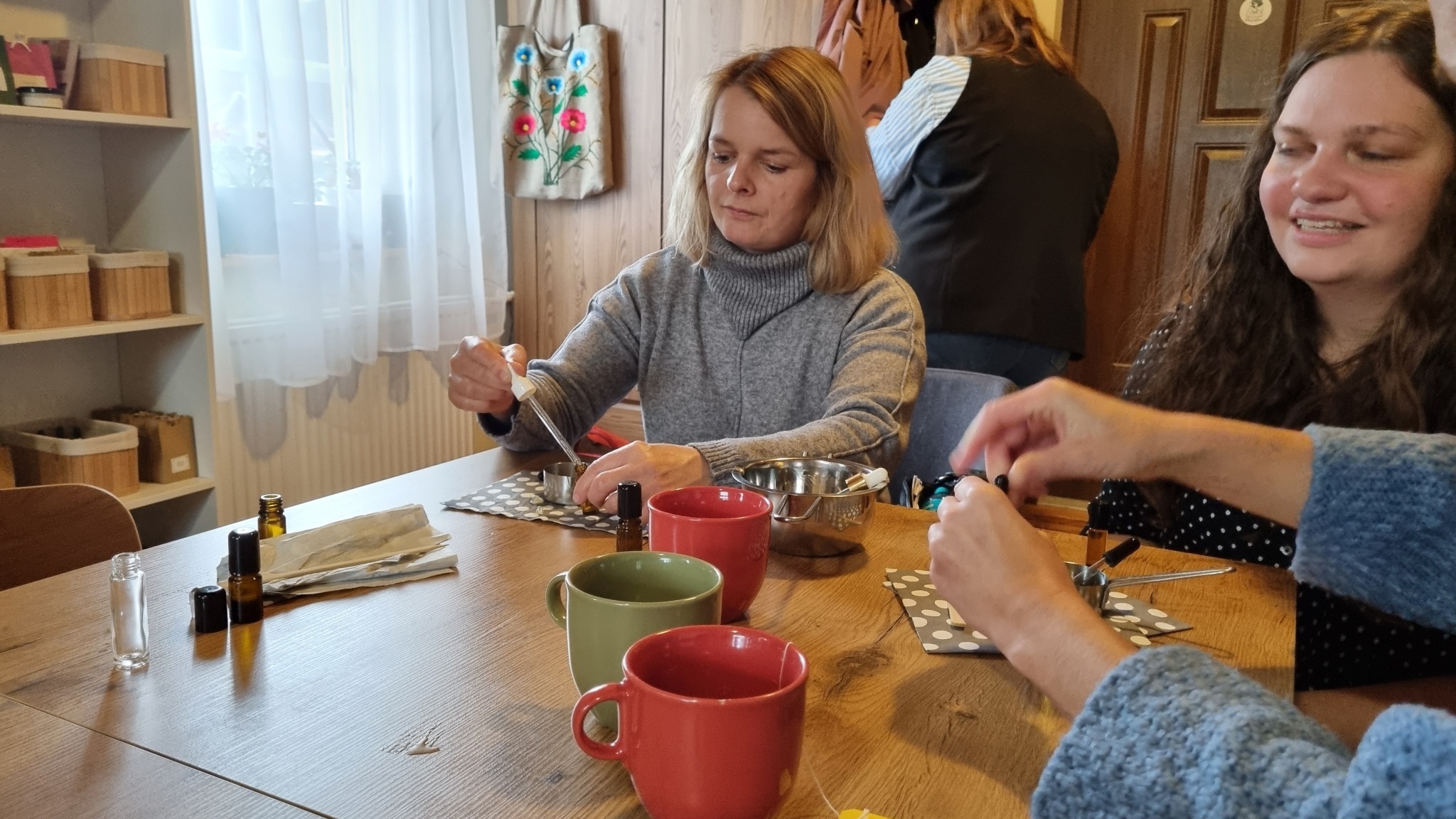 na zdjęciu trzy kobiety używające pipet do kosmetyków