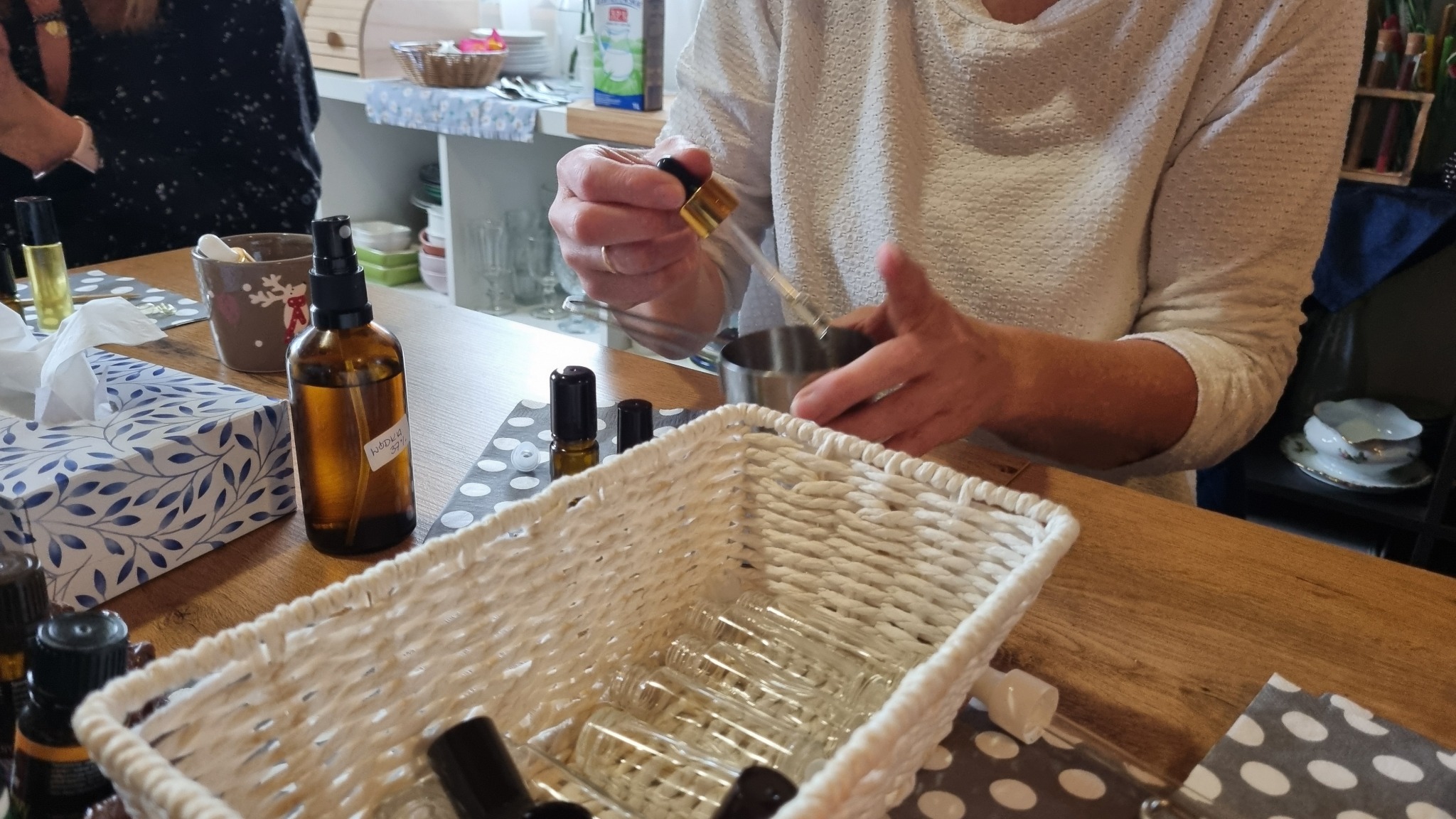 na zdjęciu ręka kobiet z pipetą