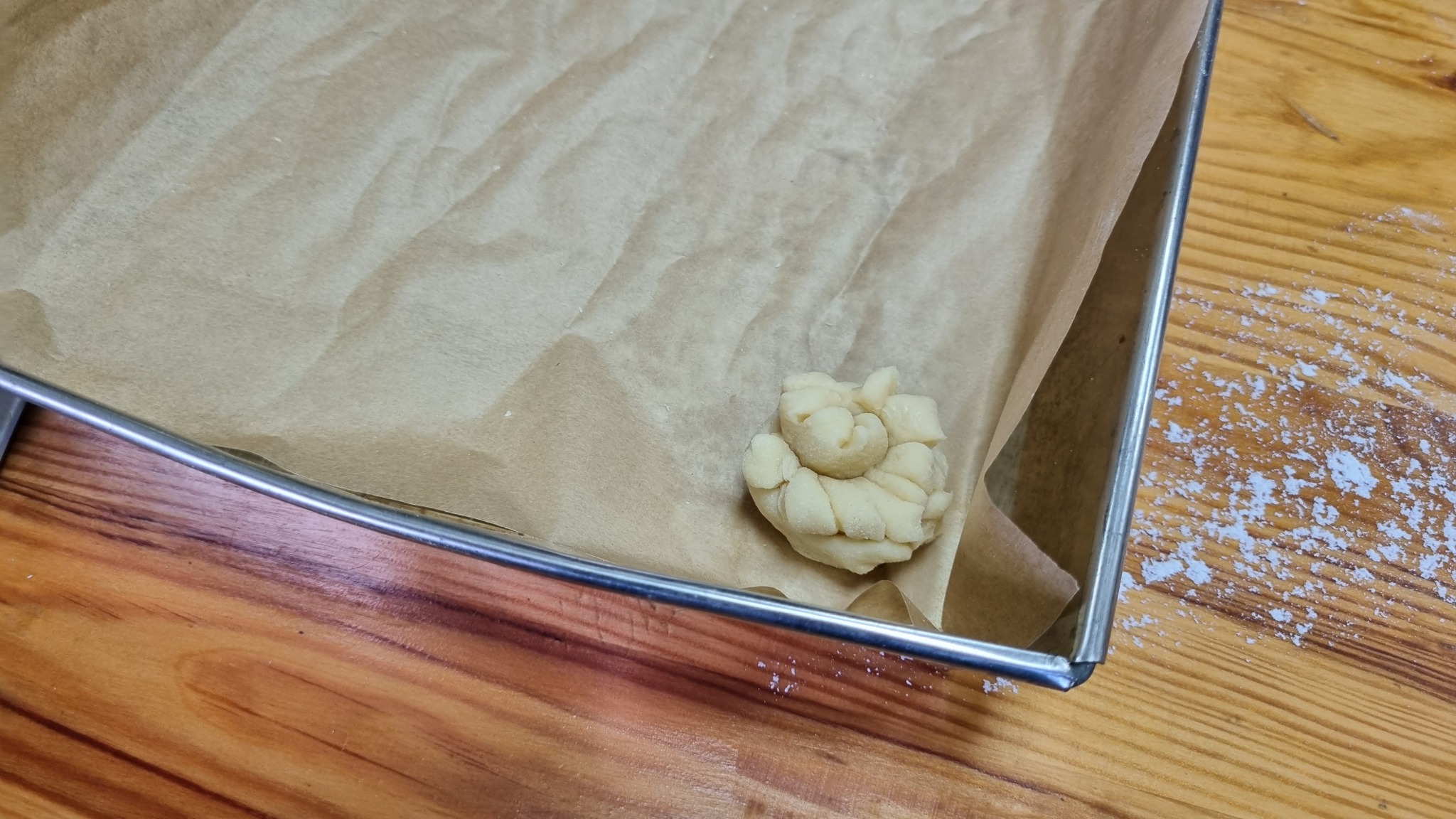 na zdjęciu ciasto na formie do pieczenia