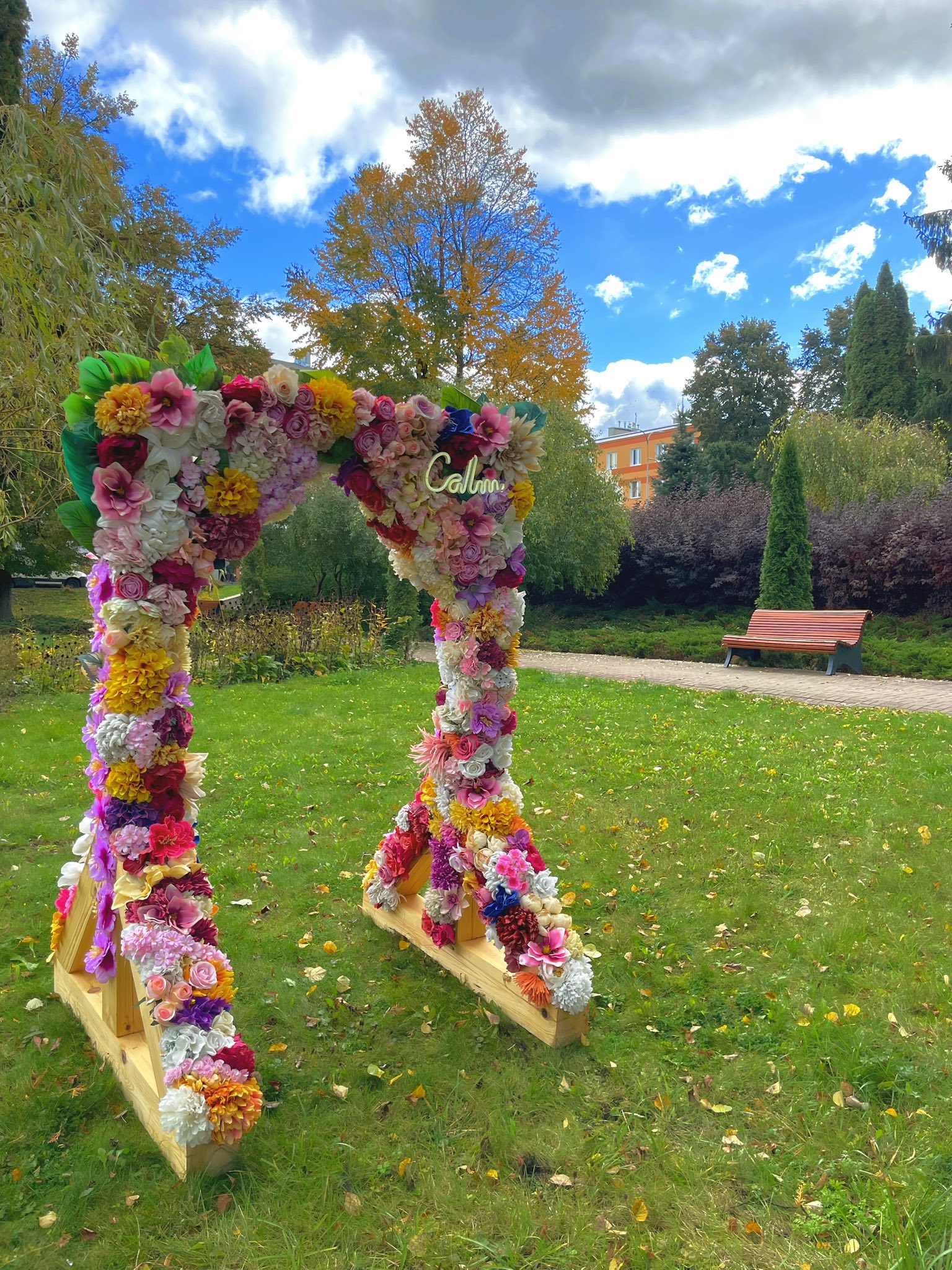 Kwiatowa ramka z neonowym motywem