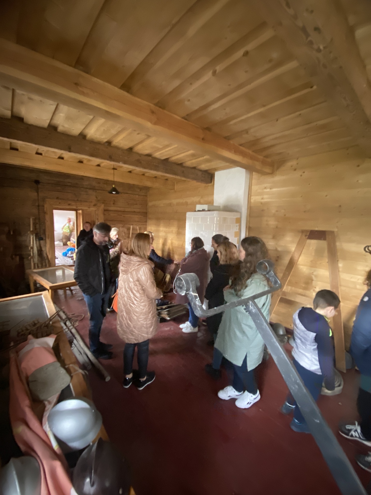 na zdjęciu grupa zwiedzająca skansen