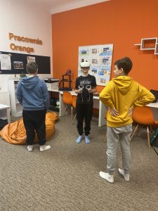 zdjęcie trzech chłopców w pracowni w goglach VR