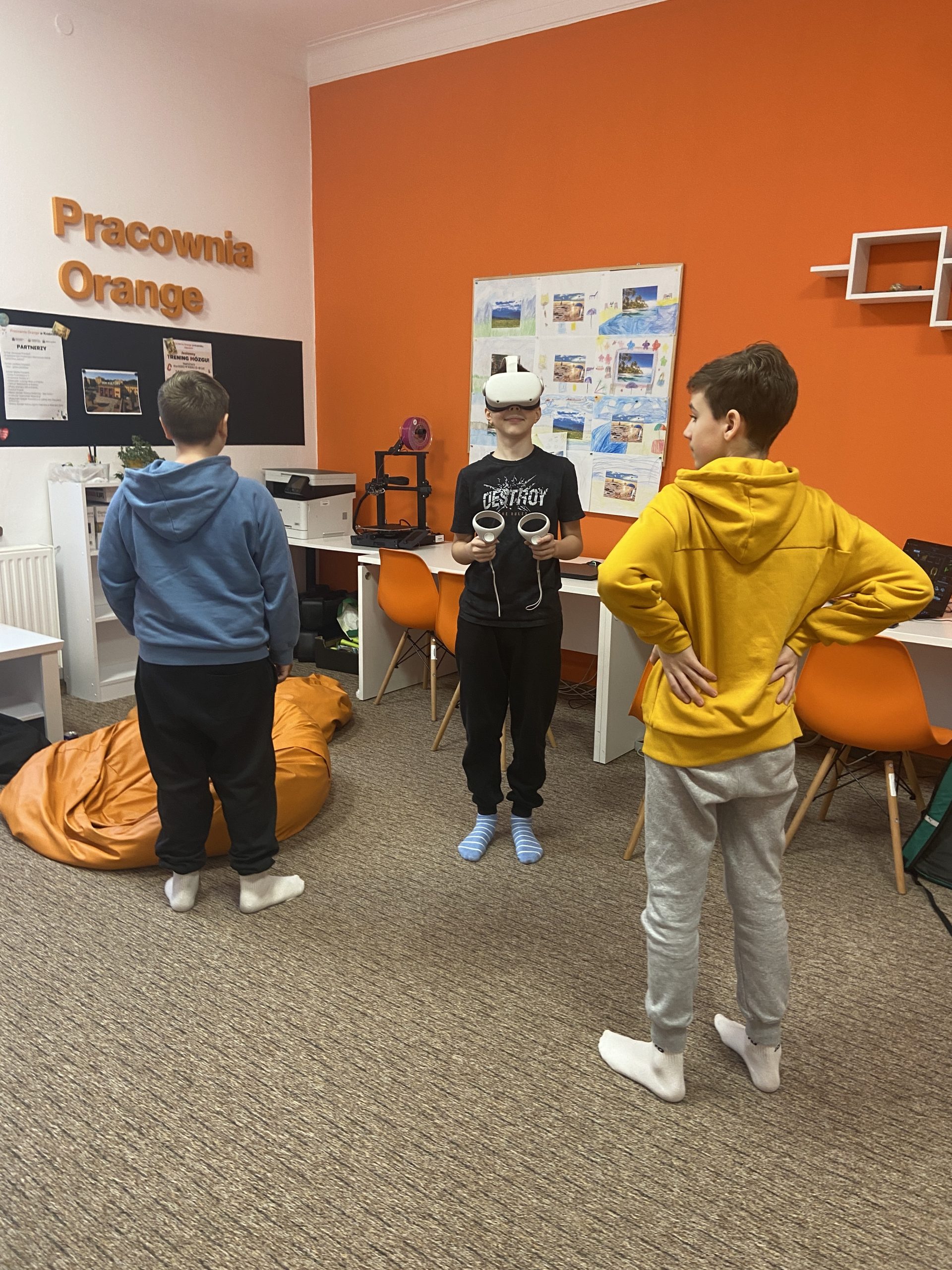 zdjęcie trzech chłopców w pracowni w goglach VR