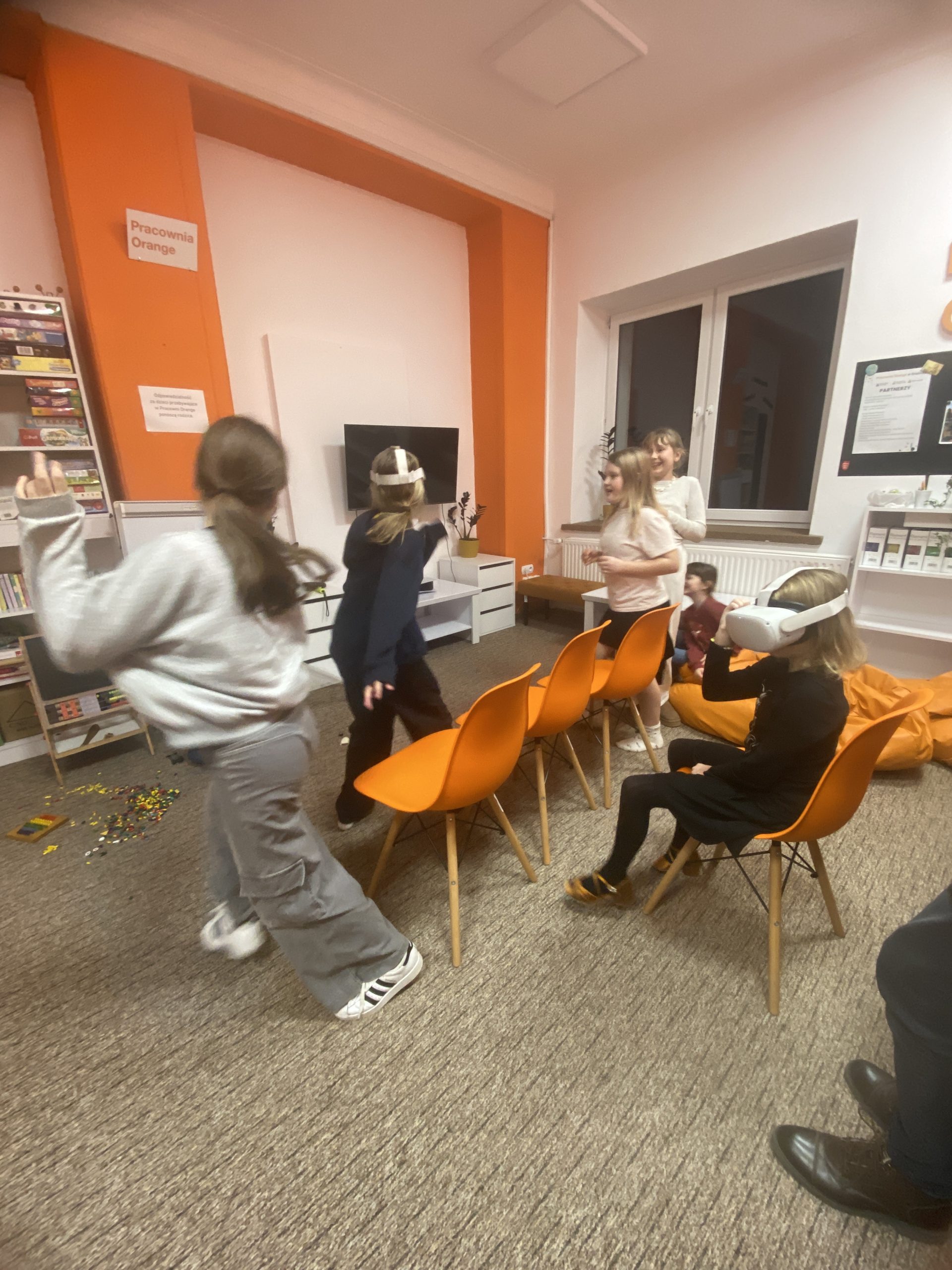 zdjęcie grupy dziewczynek w Pracowni z goglami VR