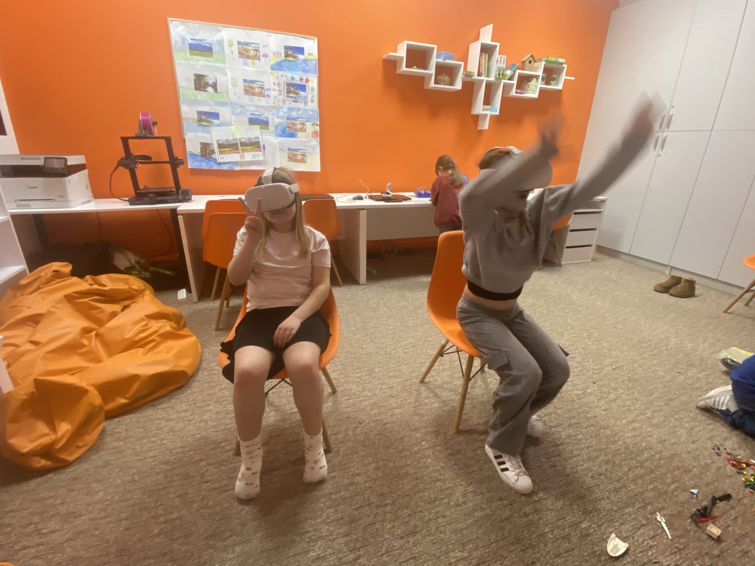 zdjęcie dwóch dziewczynek w Pracowni Orange