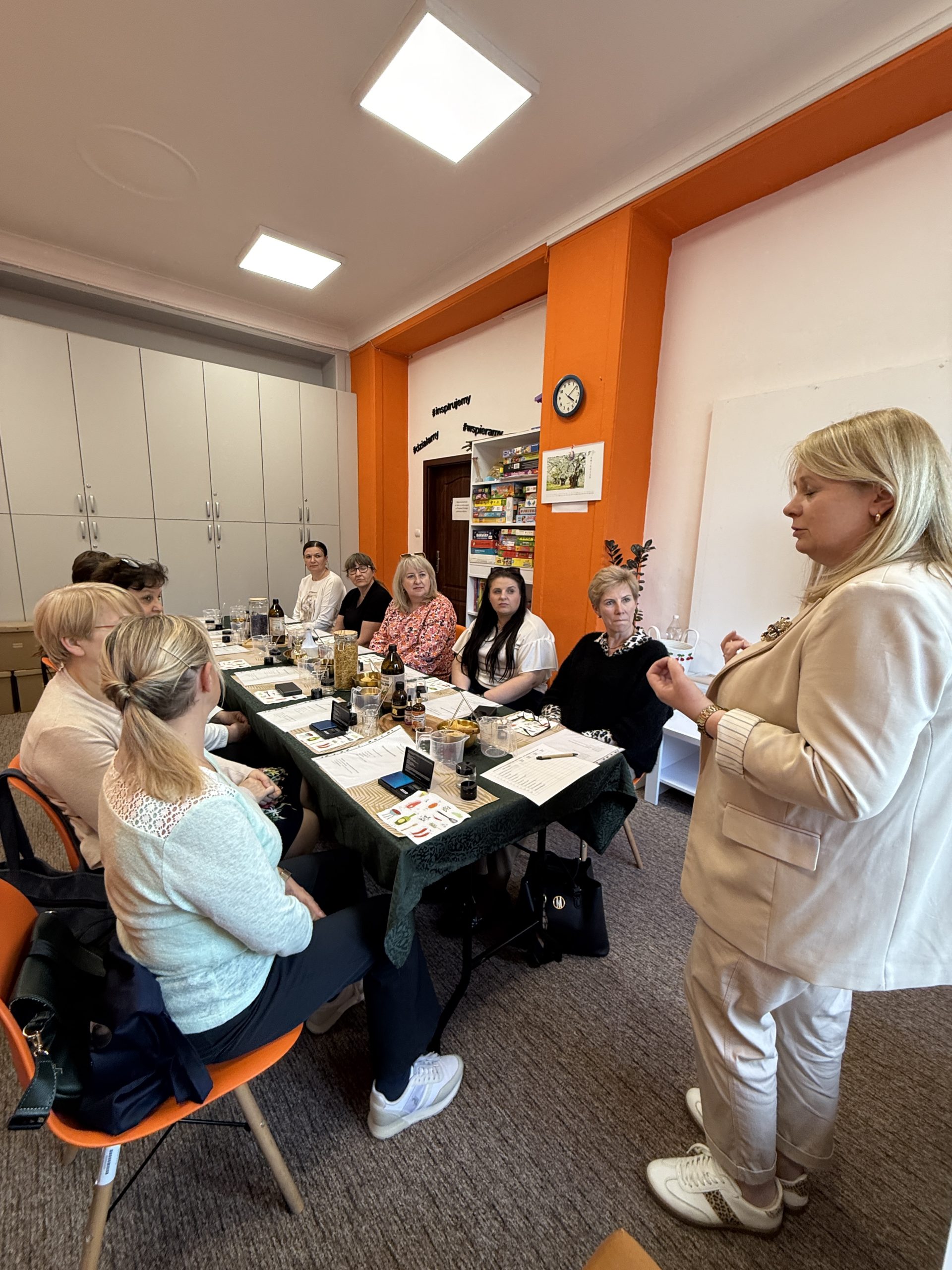 Prowadząca w jasnej marynarce przekazująca wiedzę uczestniczkom projektu