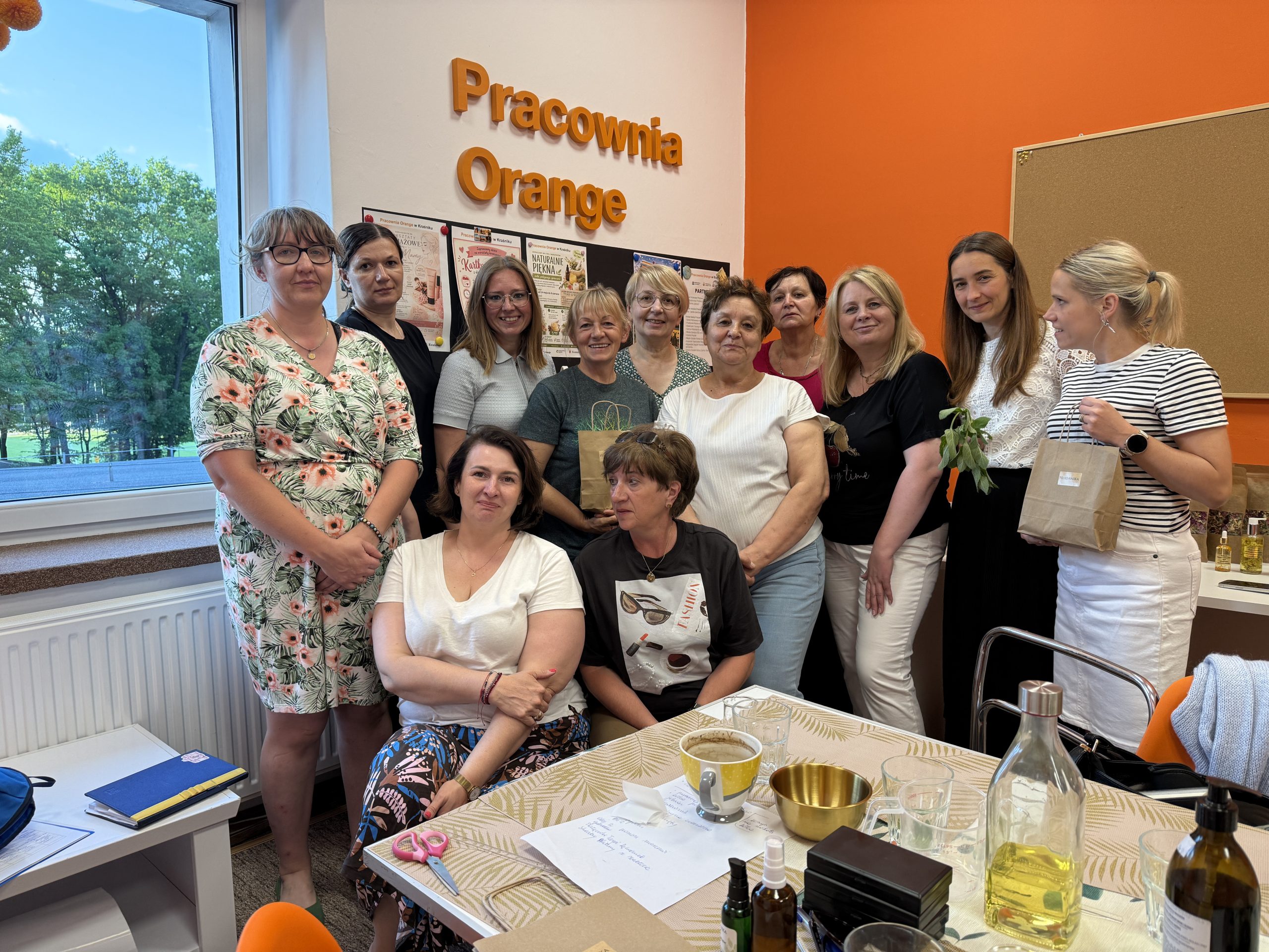 zdjęcie grupowe uczestniczek projektu oraz prowadzącej
