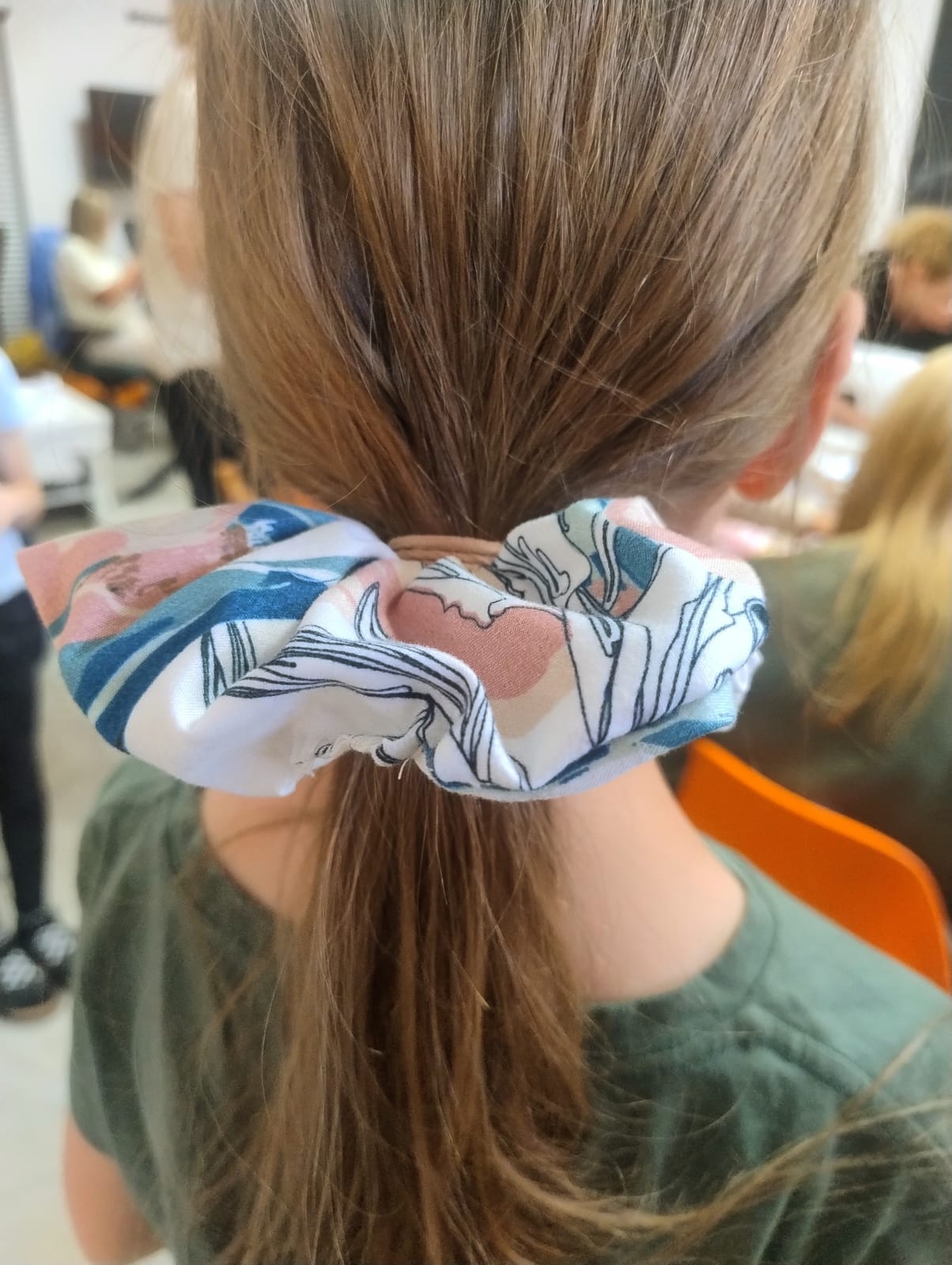 na zdjęciu dziewczynka nosząca scrunchie