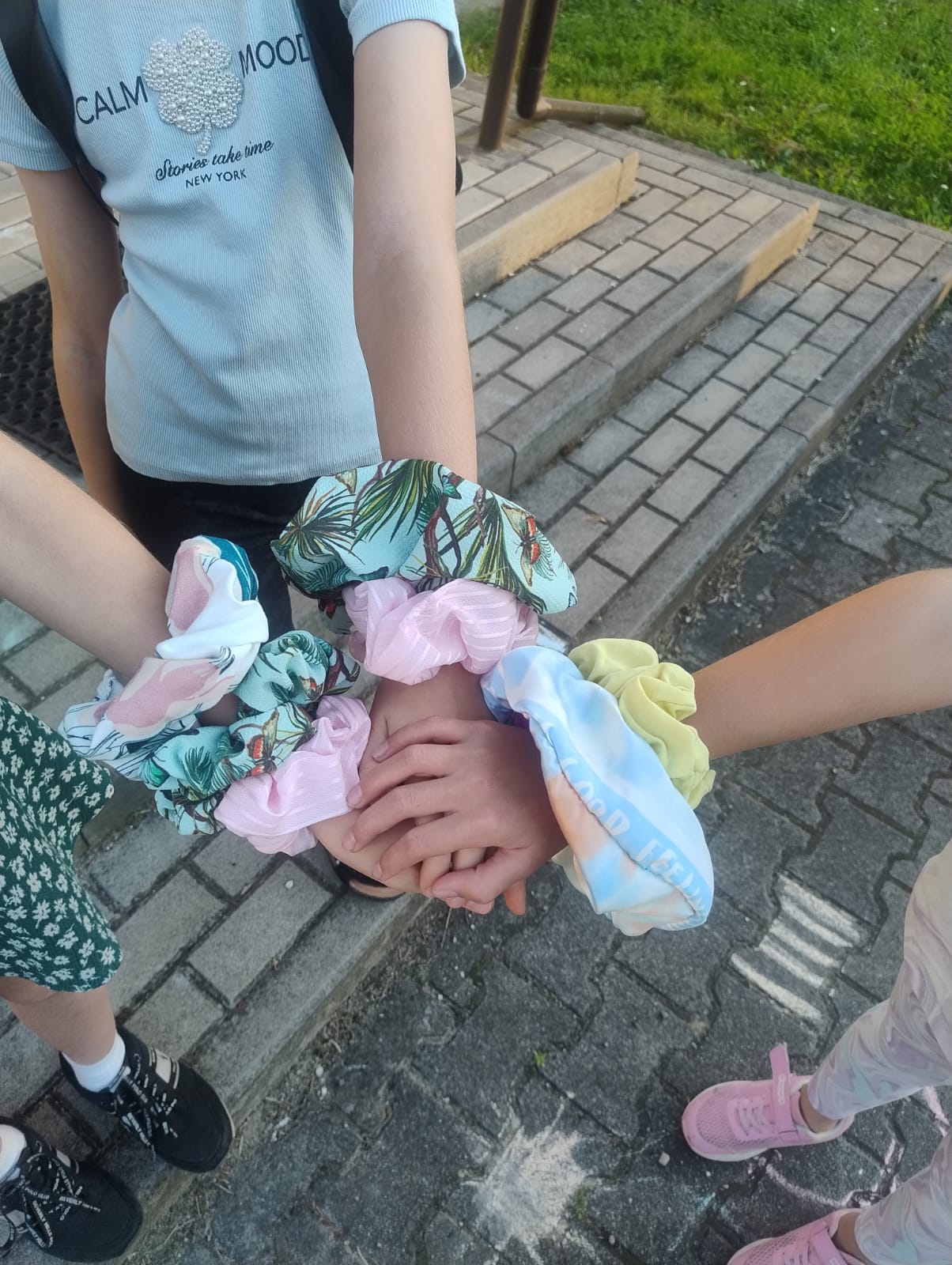ręce trzech dziewczynek z wieloma scrunchies