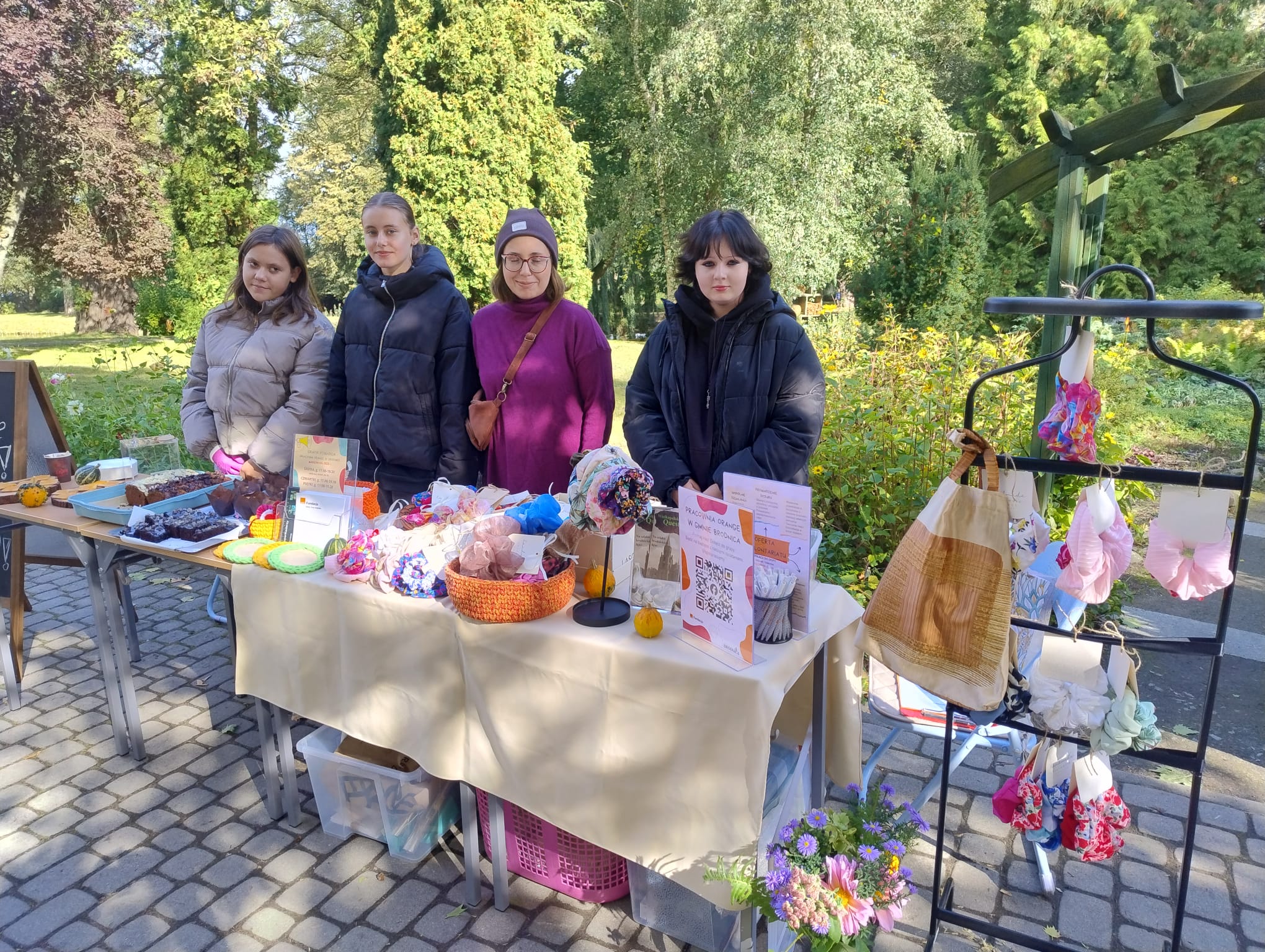 cztery wolontariuszki orange i stół z gumkami