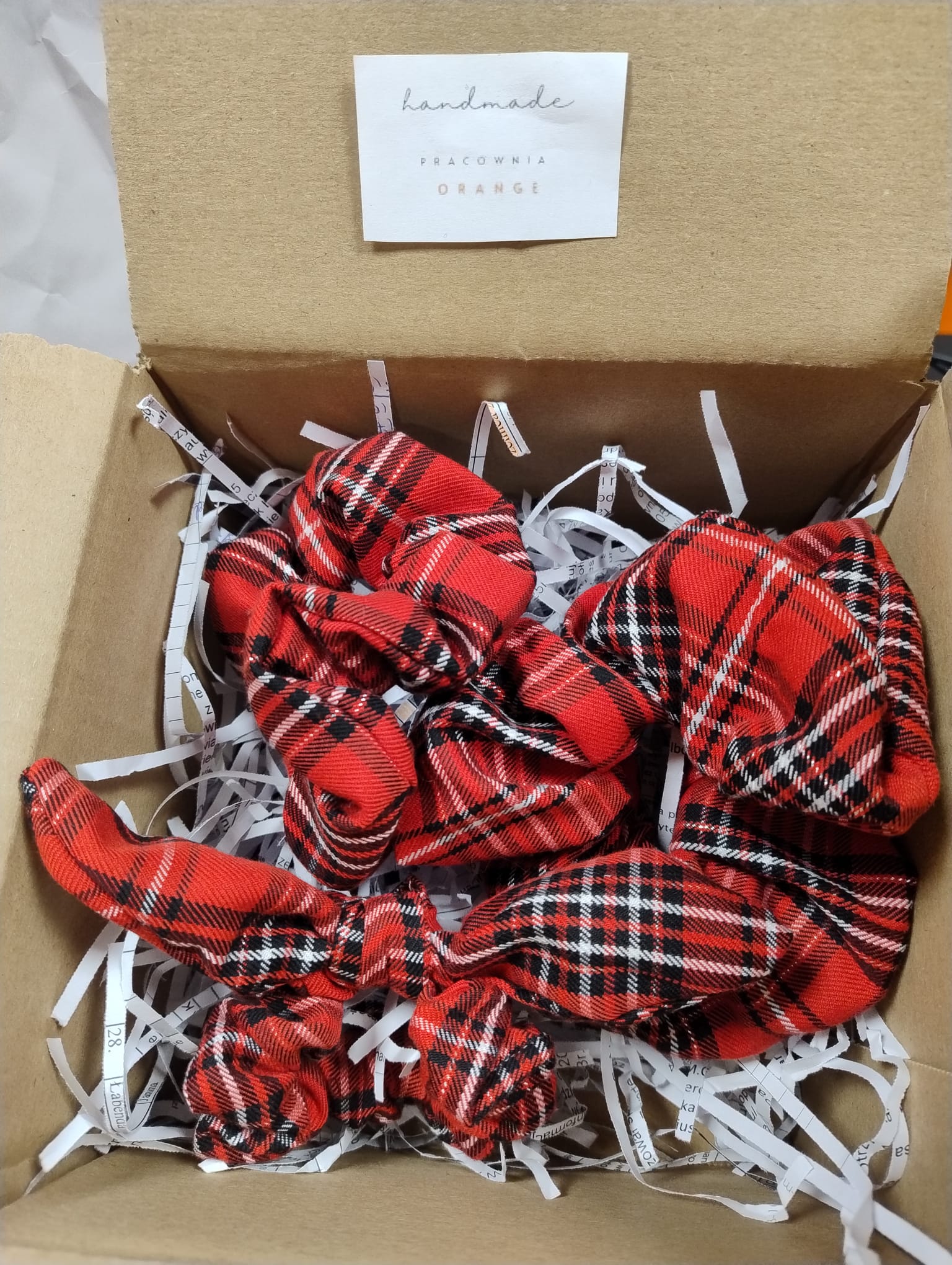 kolorowe gumki scrunchie w pudełku