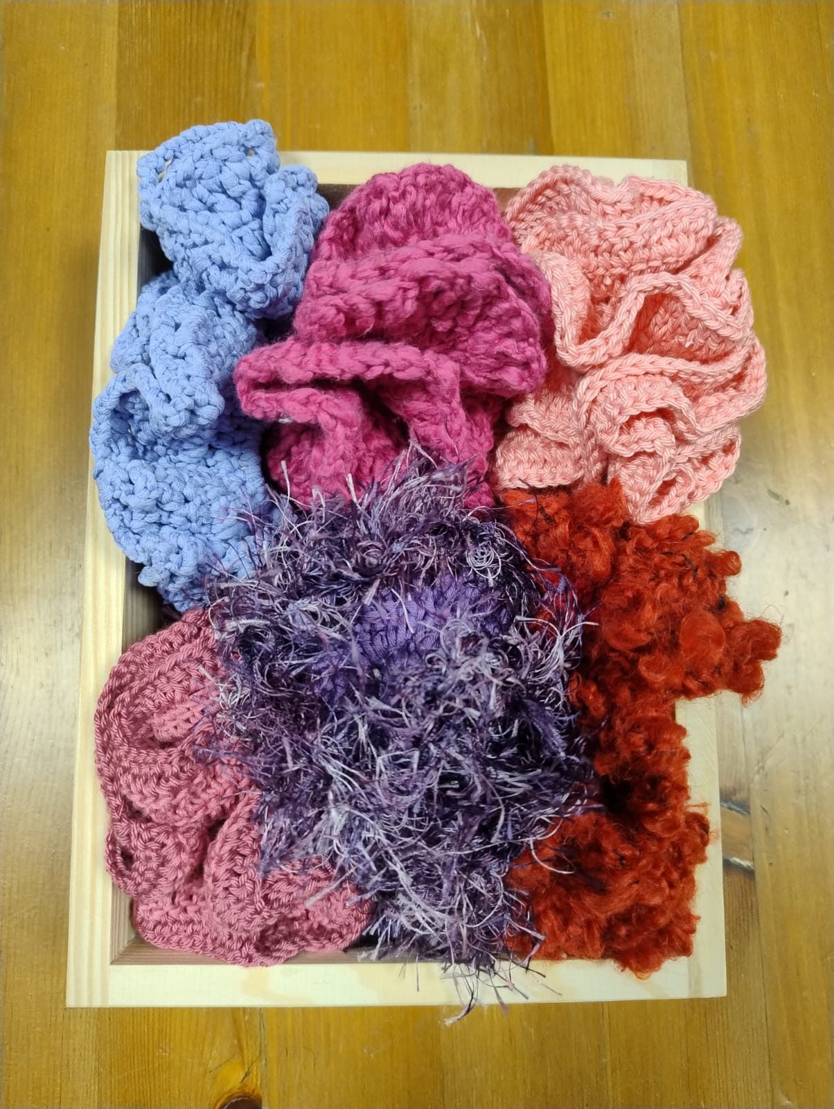 kolorowe gumki scrunchie w pudełku