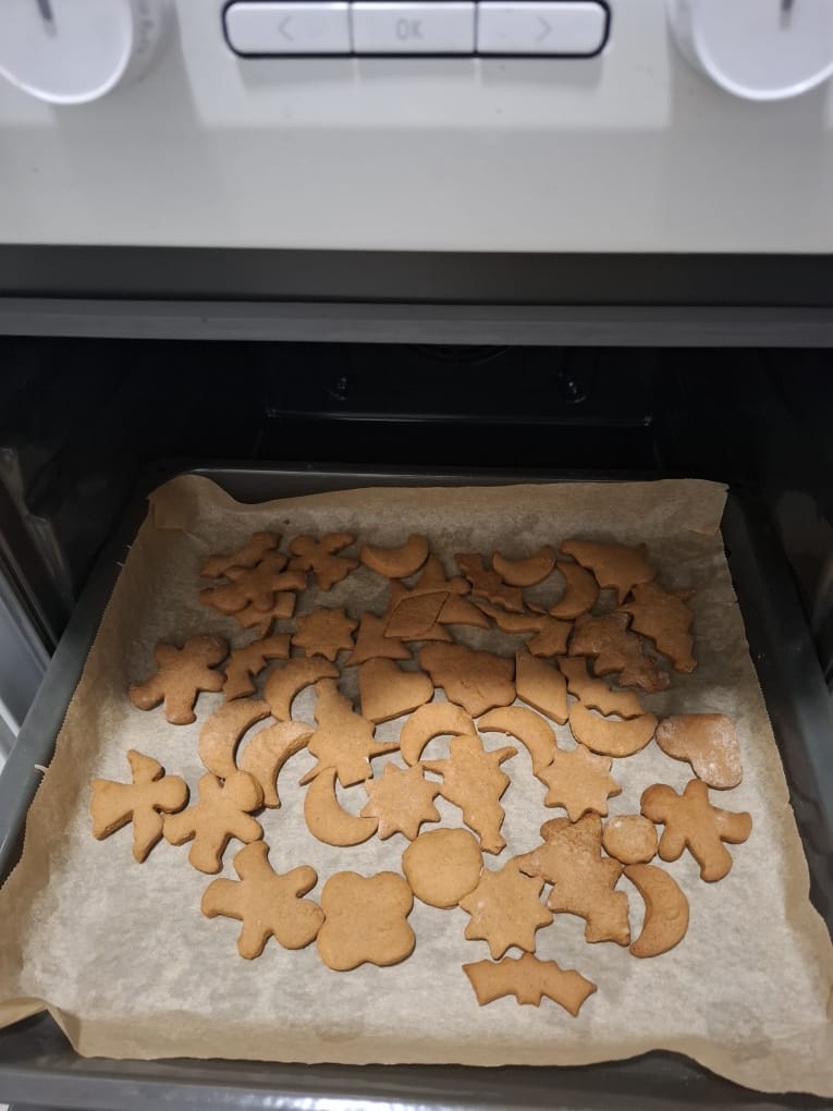 pierniczki różnych kształtów znajdujące się na blaszce