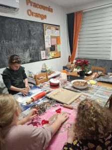 widok na salę w Pracowni Orange i stół, gdzie dzieci wykrawają pierniki