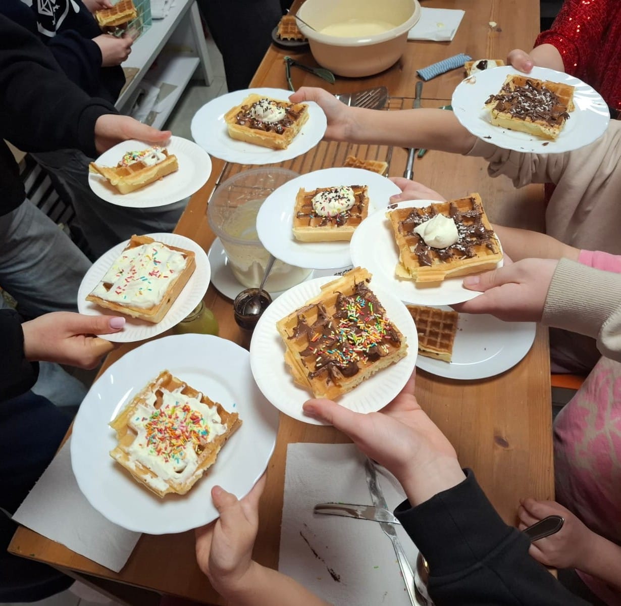 na zdjęciu są talerze z kolorowymi goframi