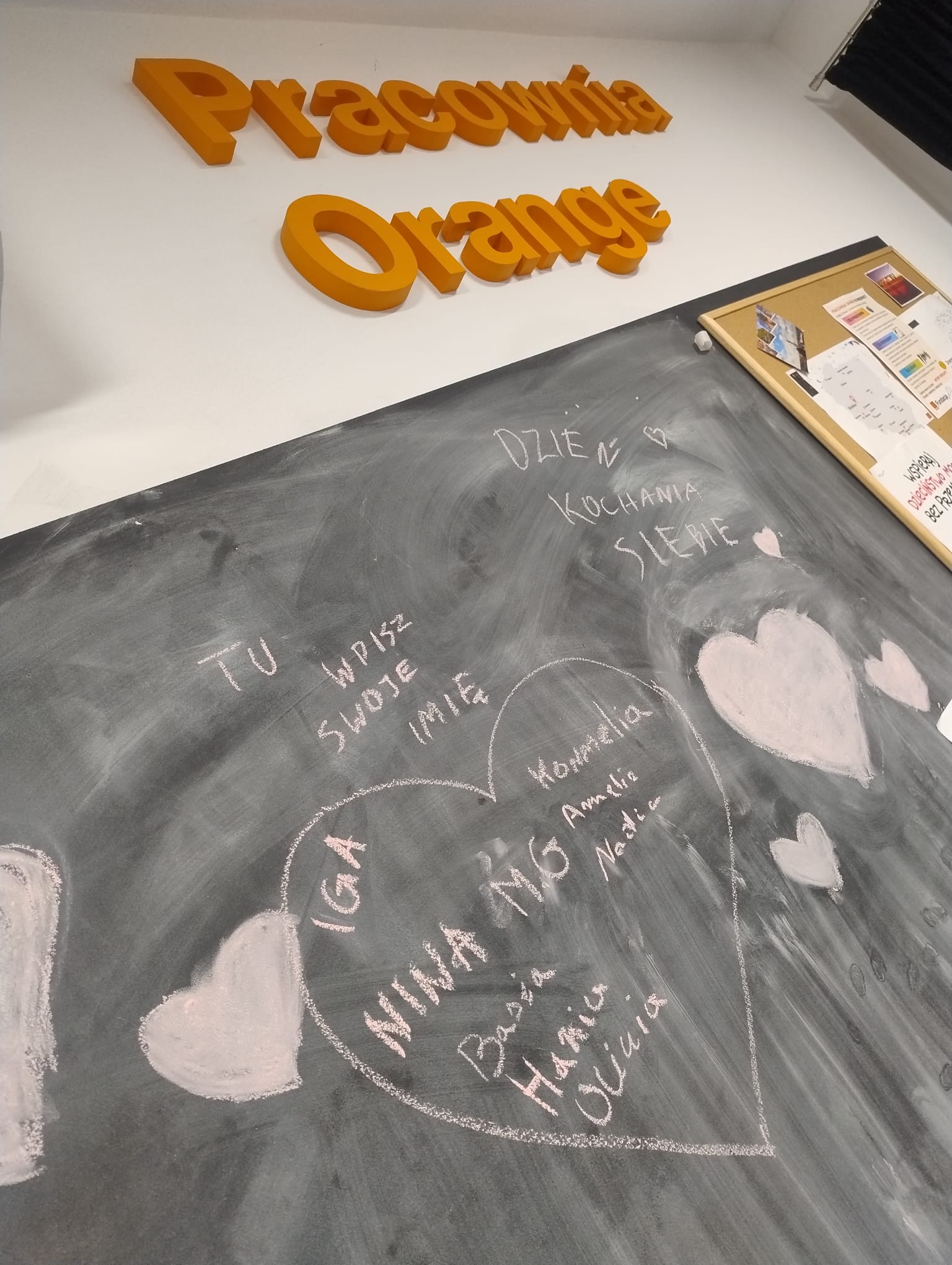 czarna tablica z namalowanymi sercami