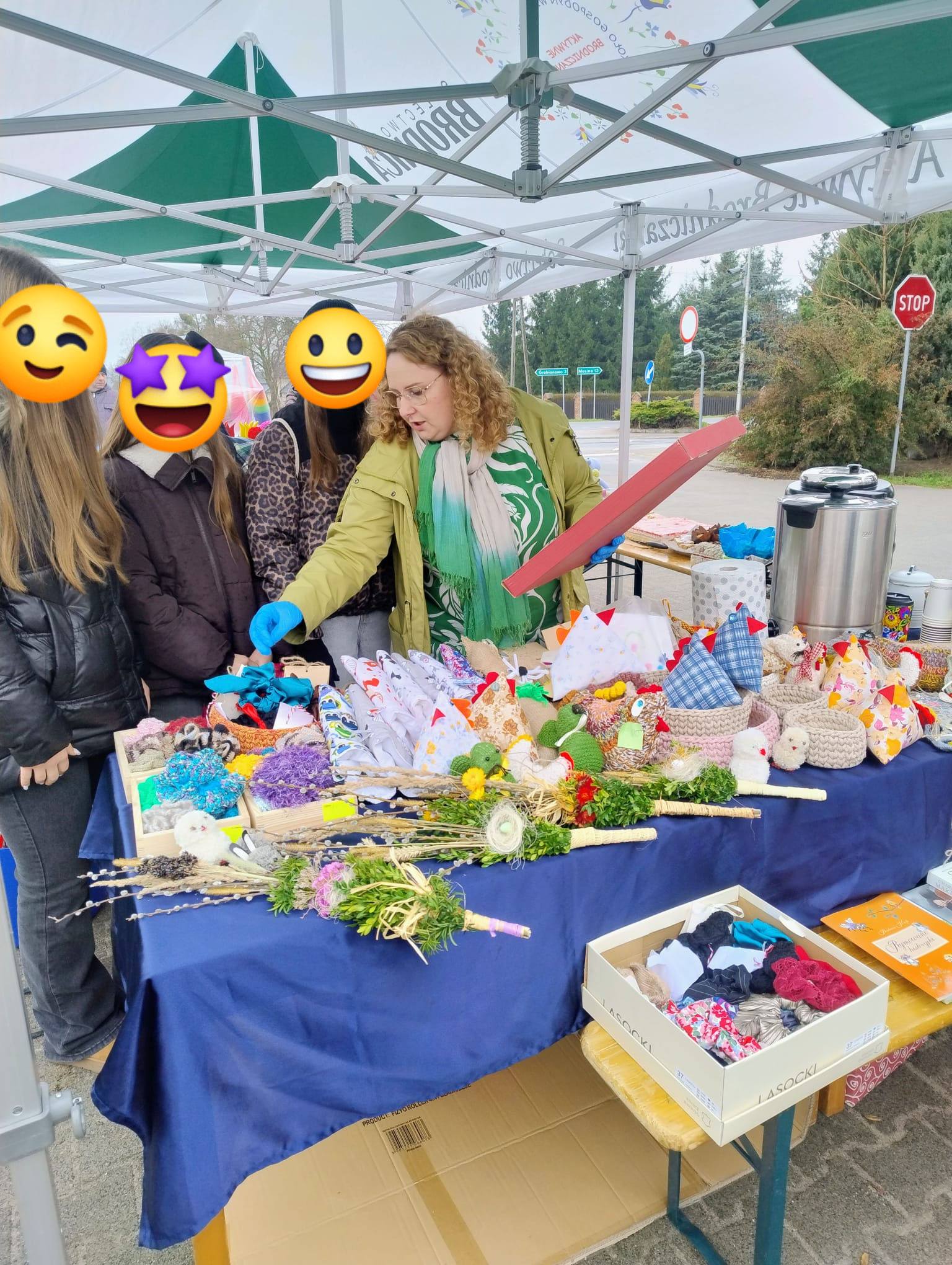 na zdjęciu widać kawałek naszego stoiska, a na stole kurki, rękawice kuchenne;