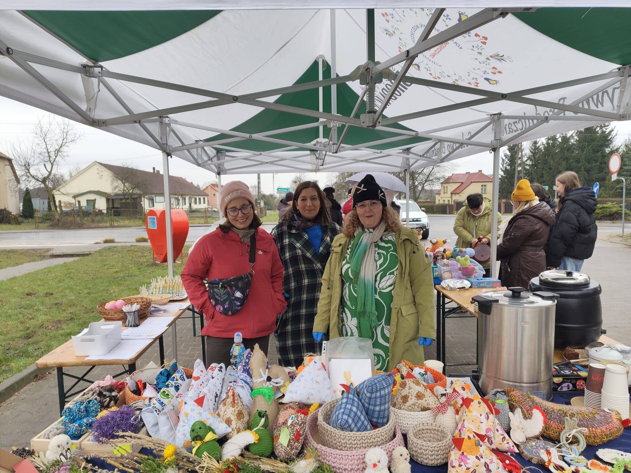 Kobiety stojące na stoisku.