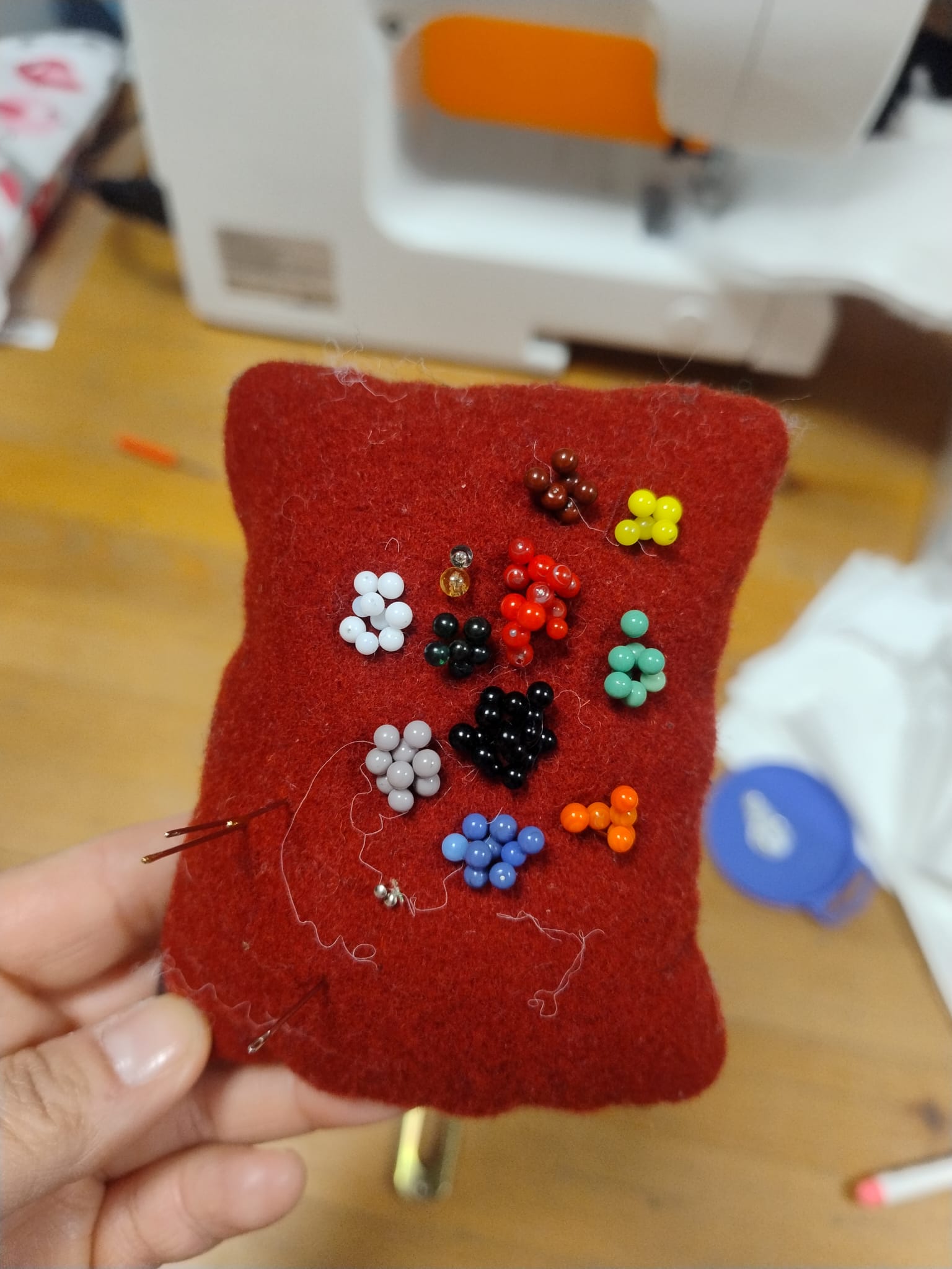 na zdjęciu burdowa poduszka, która ma wbite szpilki