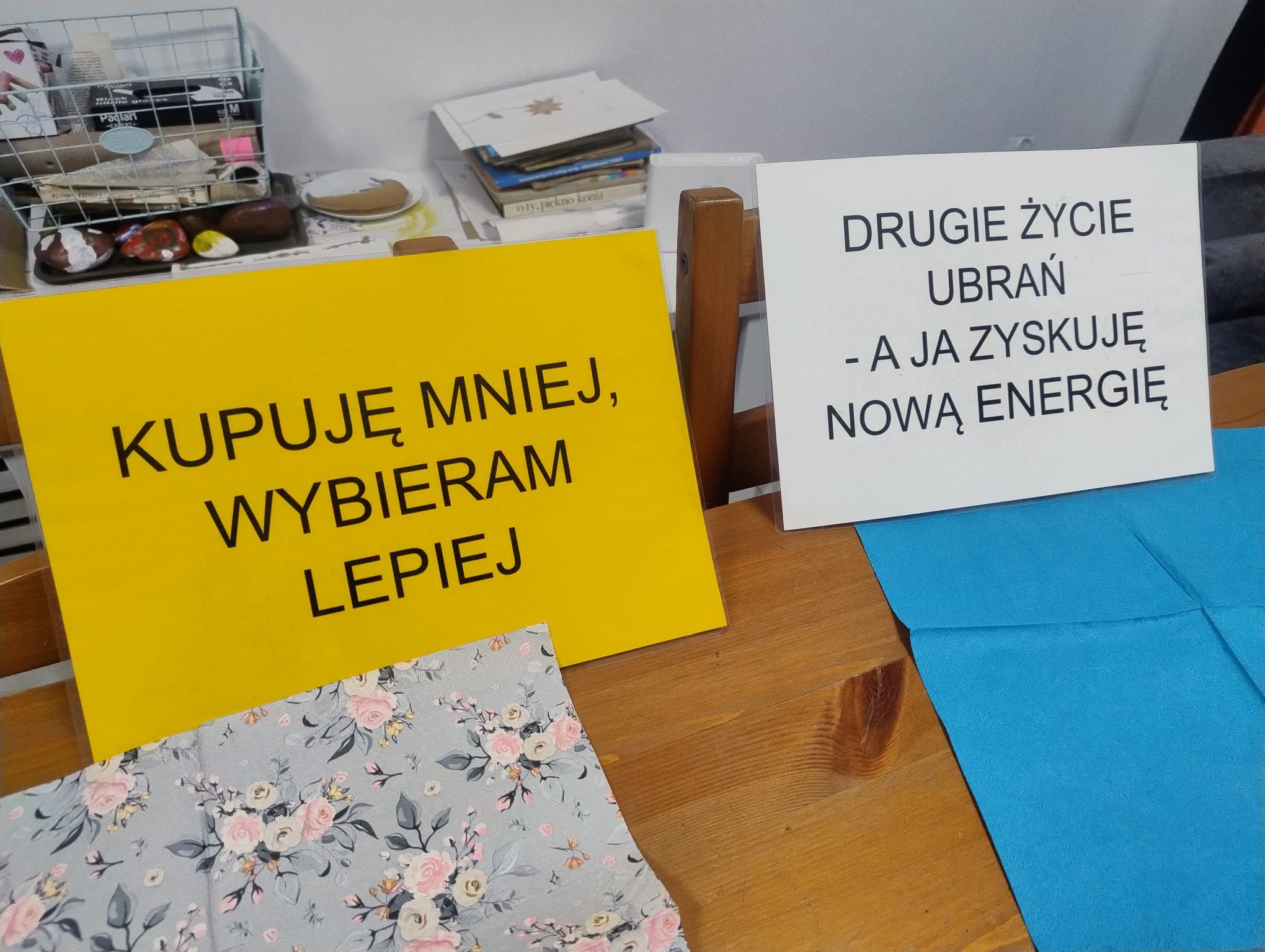 Dwie tabliczki z hasłami eko