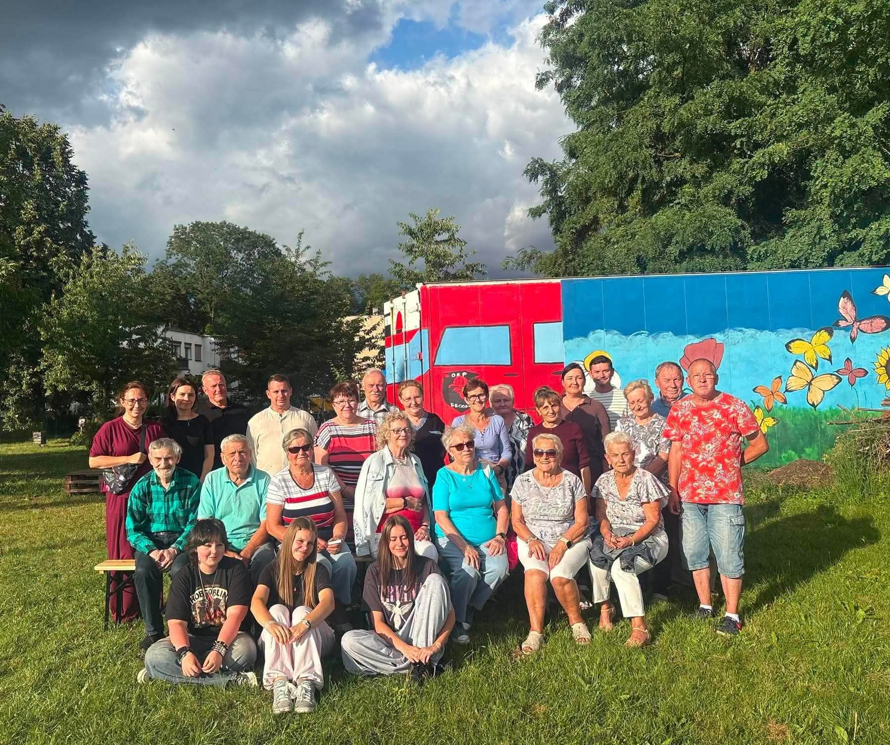 ZDJĘCIE GRUPOWE, na którym znajduje się ponad 25 osób