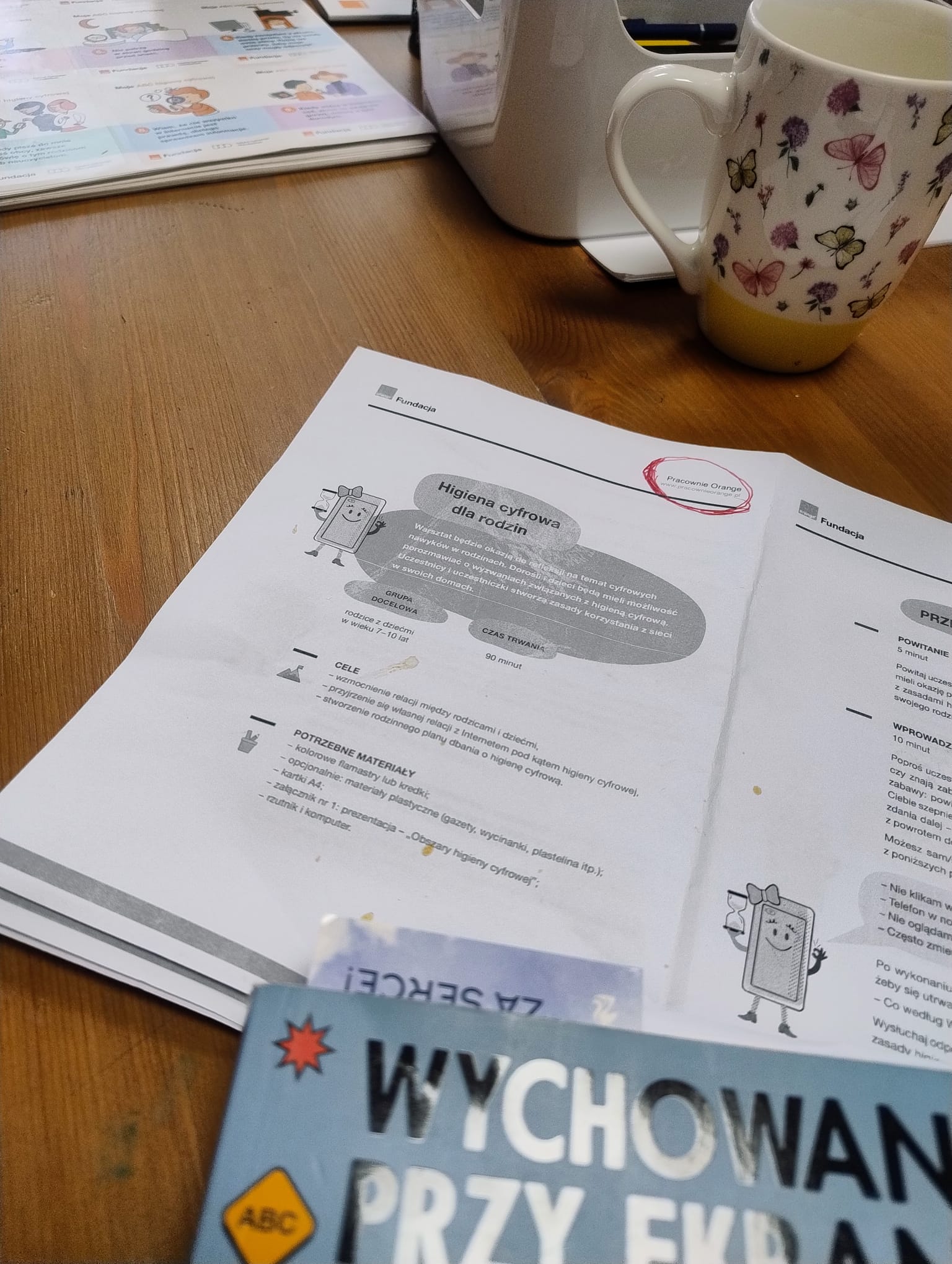 na zdjęciu fragment scenariusza warsztatu i książka Wychowanie przy ekranie