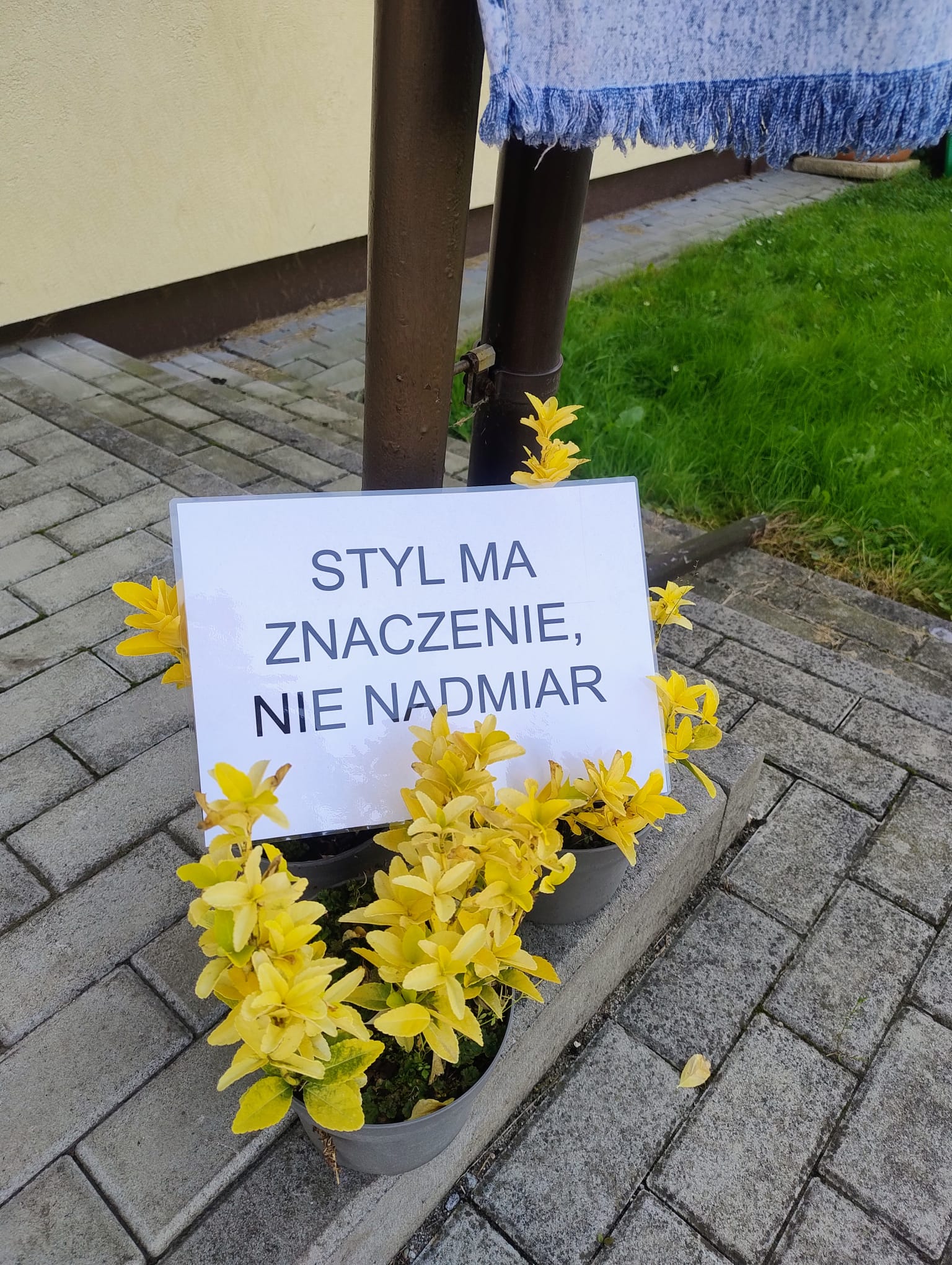 Hasło wydrukowane na kartce: Styl ma znaczenie, nie nadmiar.
