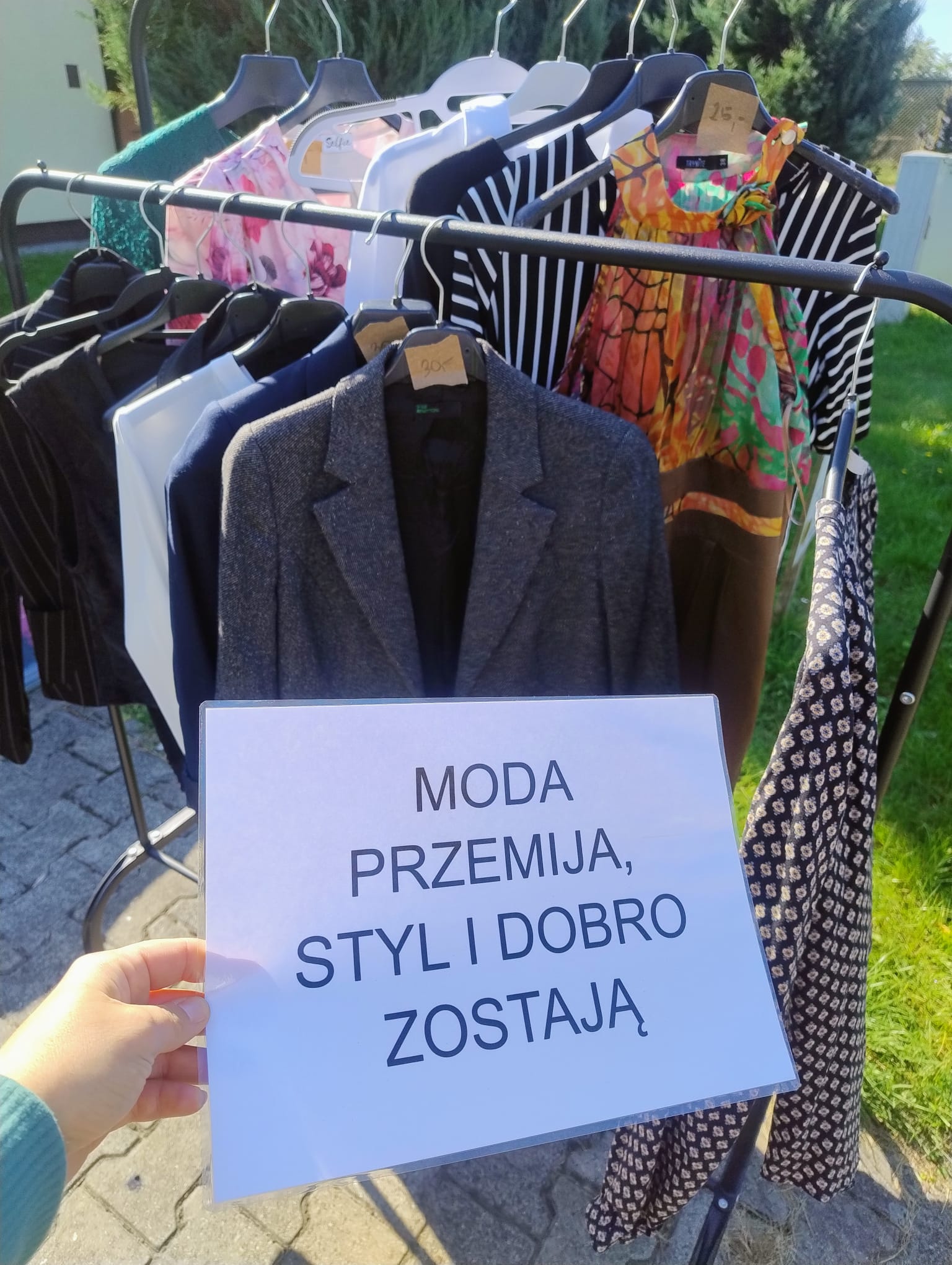 Zdjęcie przedstawiające kartkę z hasłem: Moda przemija, styl i dobro zostają.