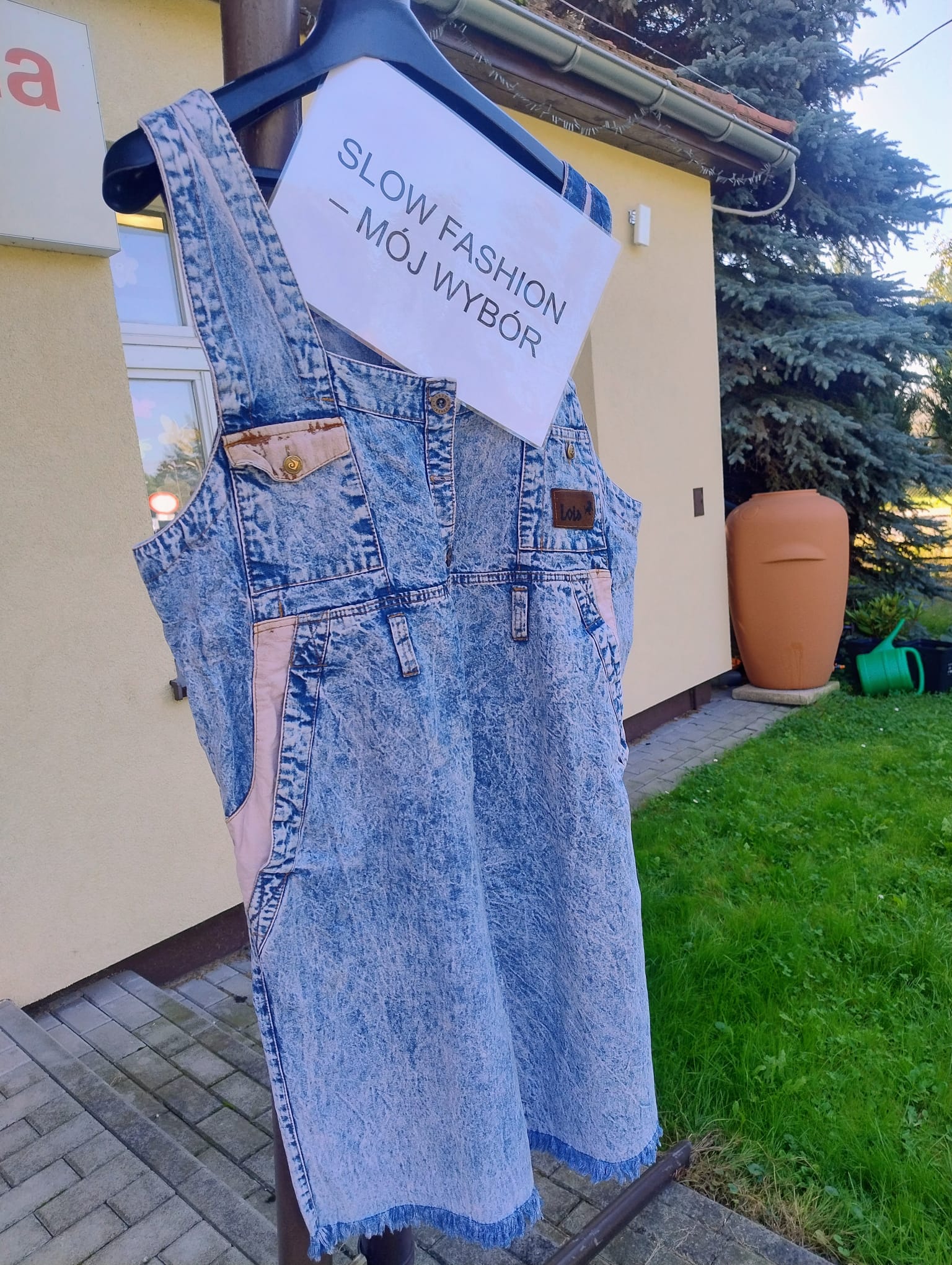 Ubranie zawieszone na wieszaku.