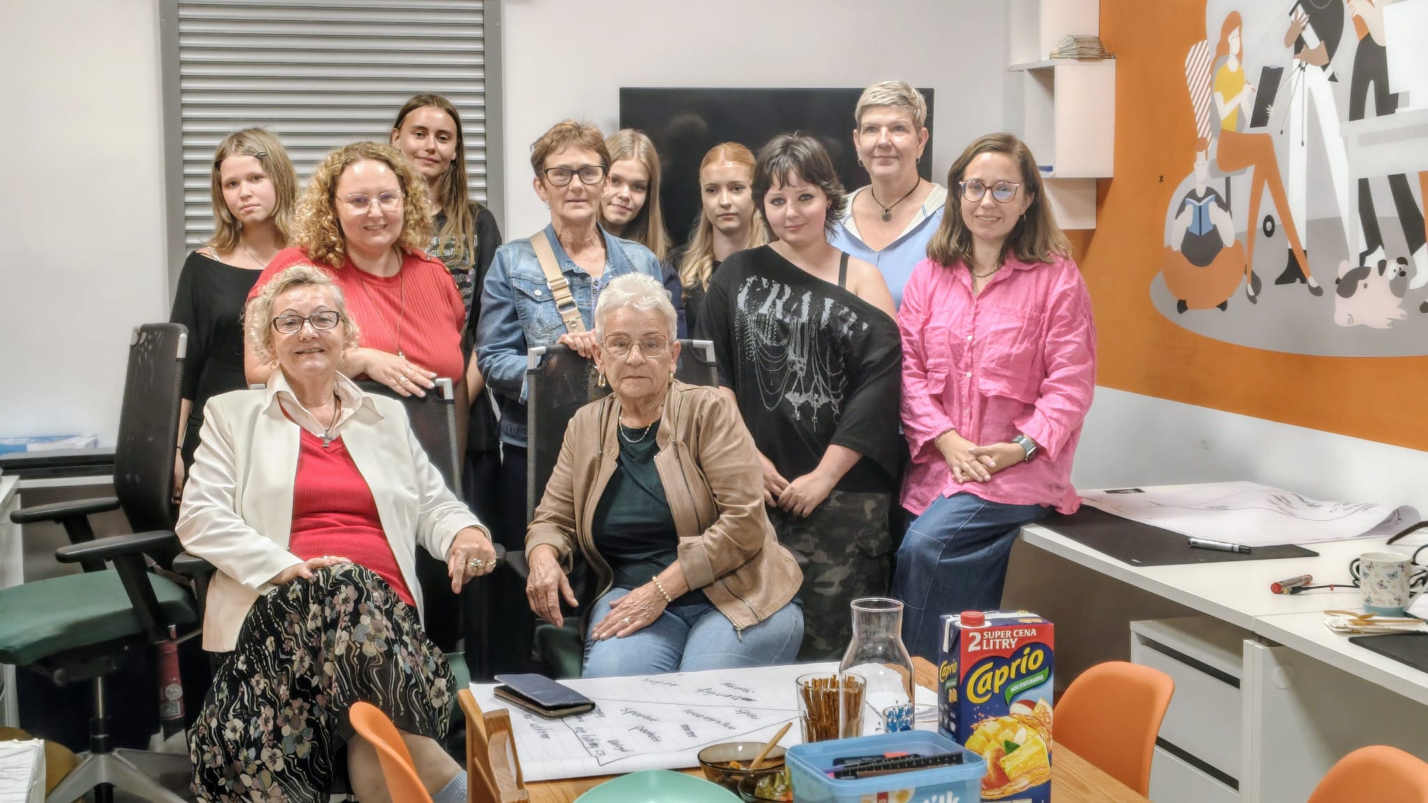Grupa uczestniczek warsztatów pozująca do wspólnego zdjęcia.