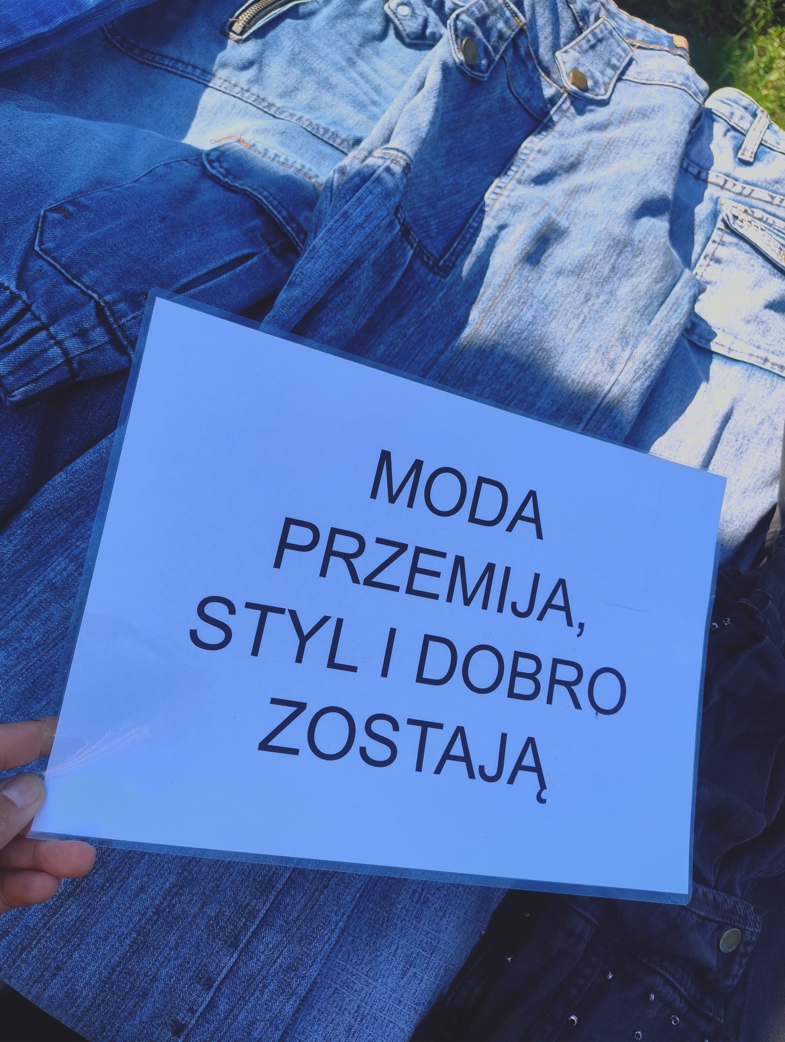 Zdjęcie przedstawiające kartkę z hasłem: Moda przemija, styl i dobro zostają.