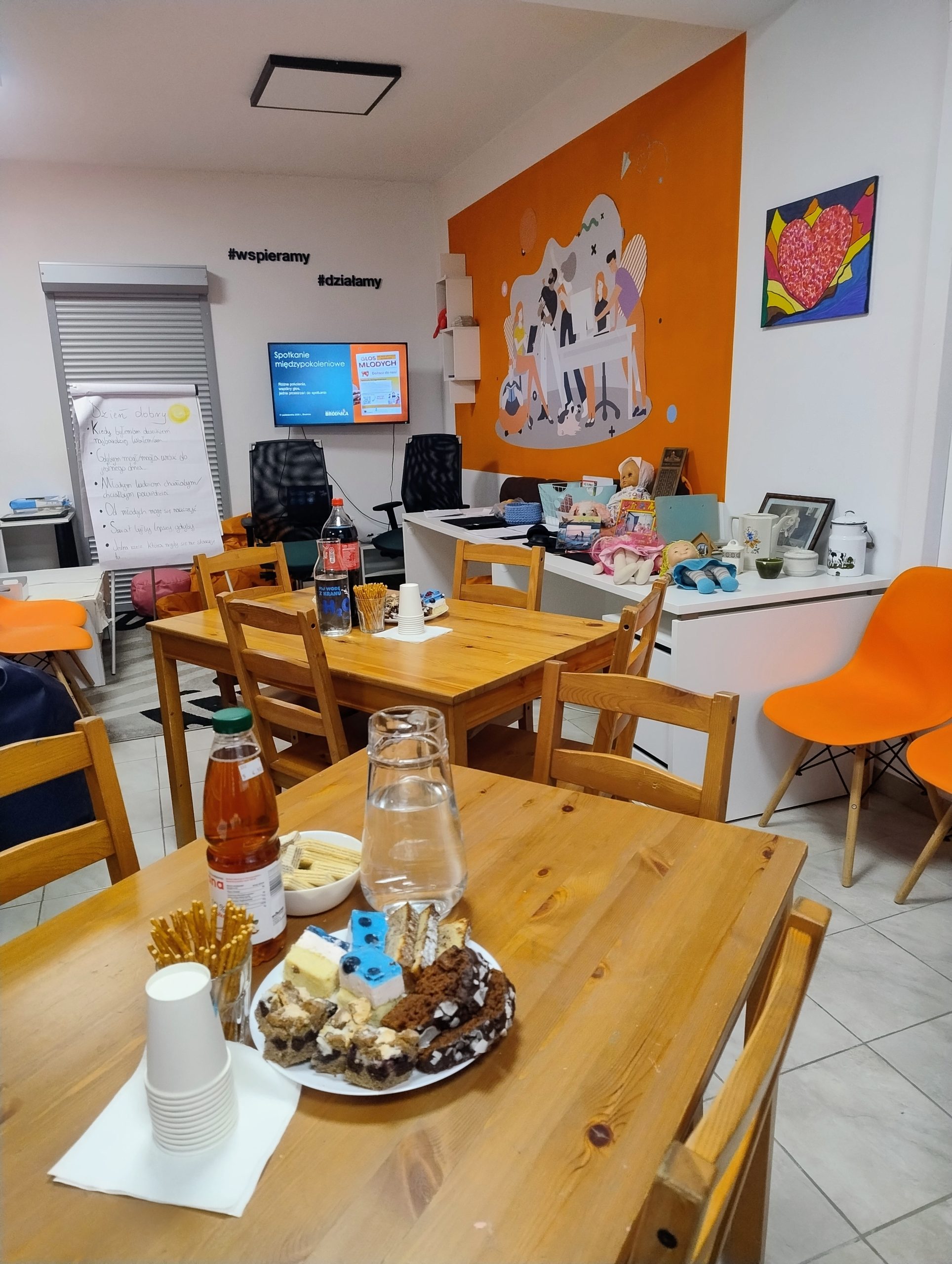 na zdjęciu widać salę w pracowni orange, stoły, krzesła