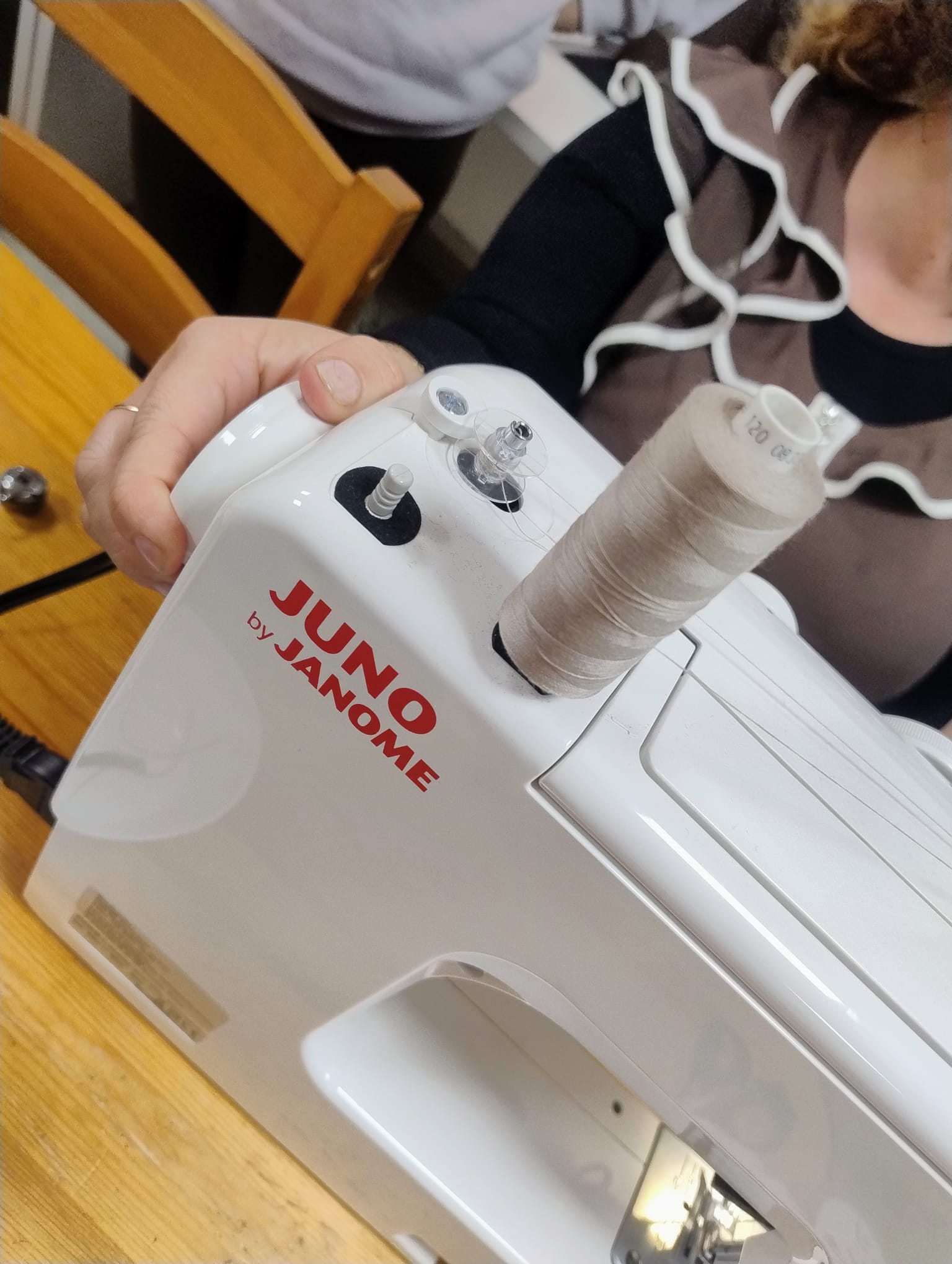 na stole widoczna jest maszyna do szycia