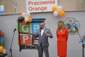 Otwarcie Pracowni Orange w Boguszycach - Marcin Kasina wójt Gminy Oleśnica, Monika Małobęcka-Wzgarda dyrektor Gminnego Ośrodka Kultury Oleśnica