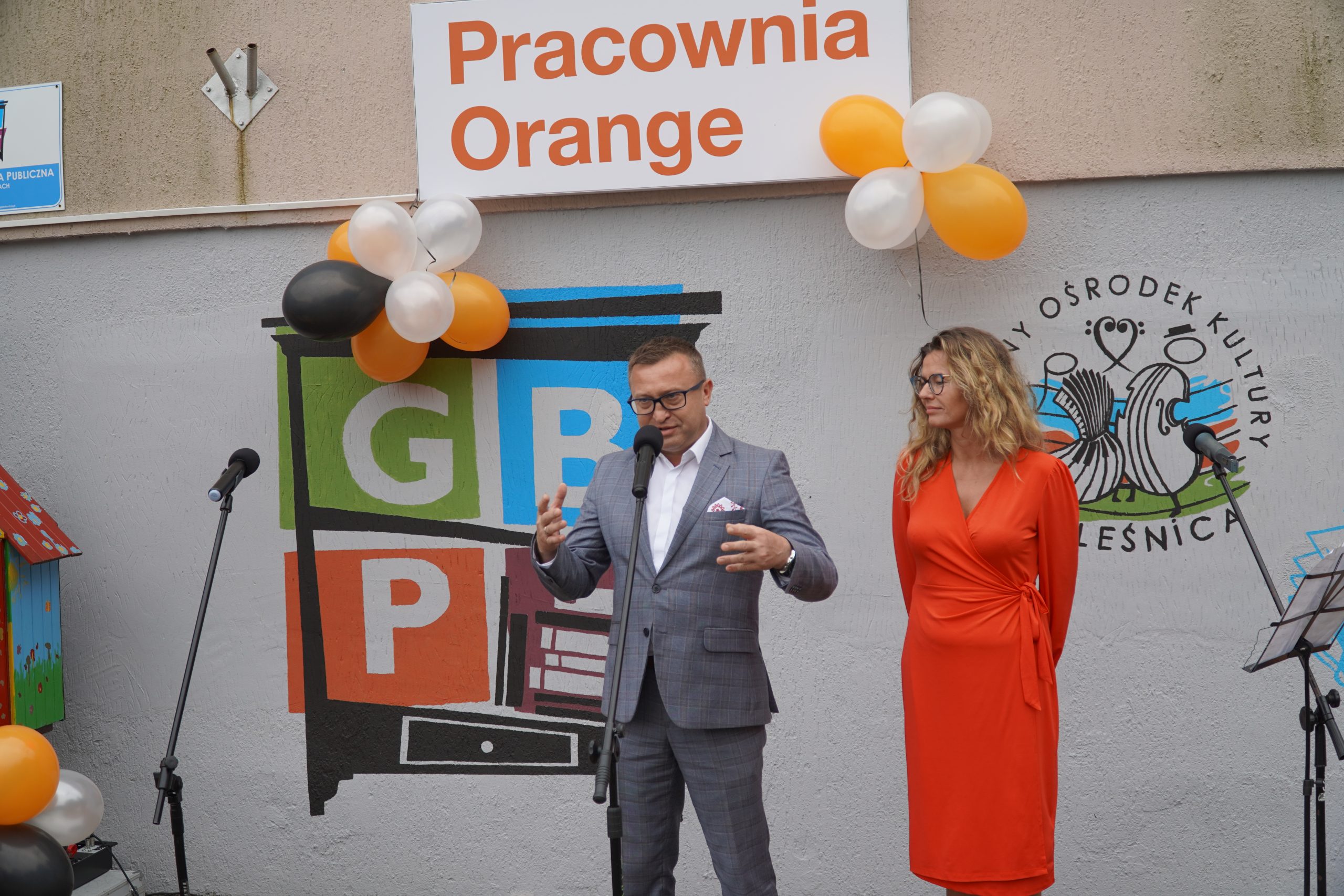 Otwarcie Pracowni Orange w Boguszycach - Marcin Kasina wójt Gminy Oleśnica, Monika Małobęcka-Wzgarda dyrektor Gminnego Ośrodka Kultury Oleśnica