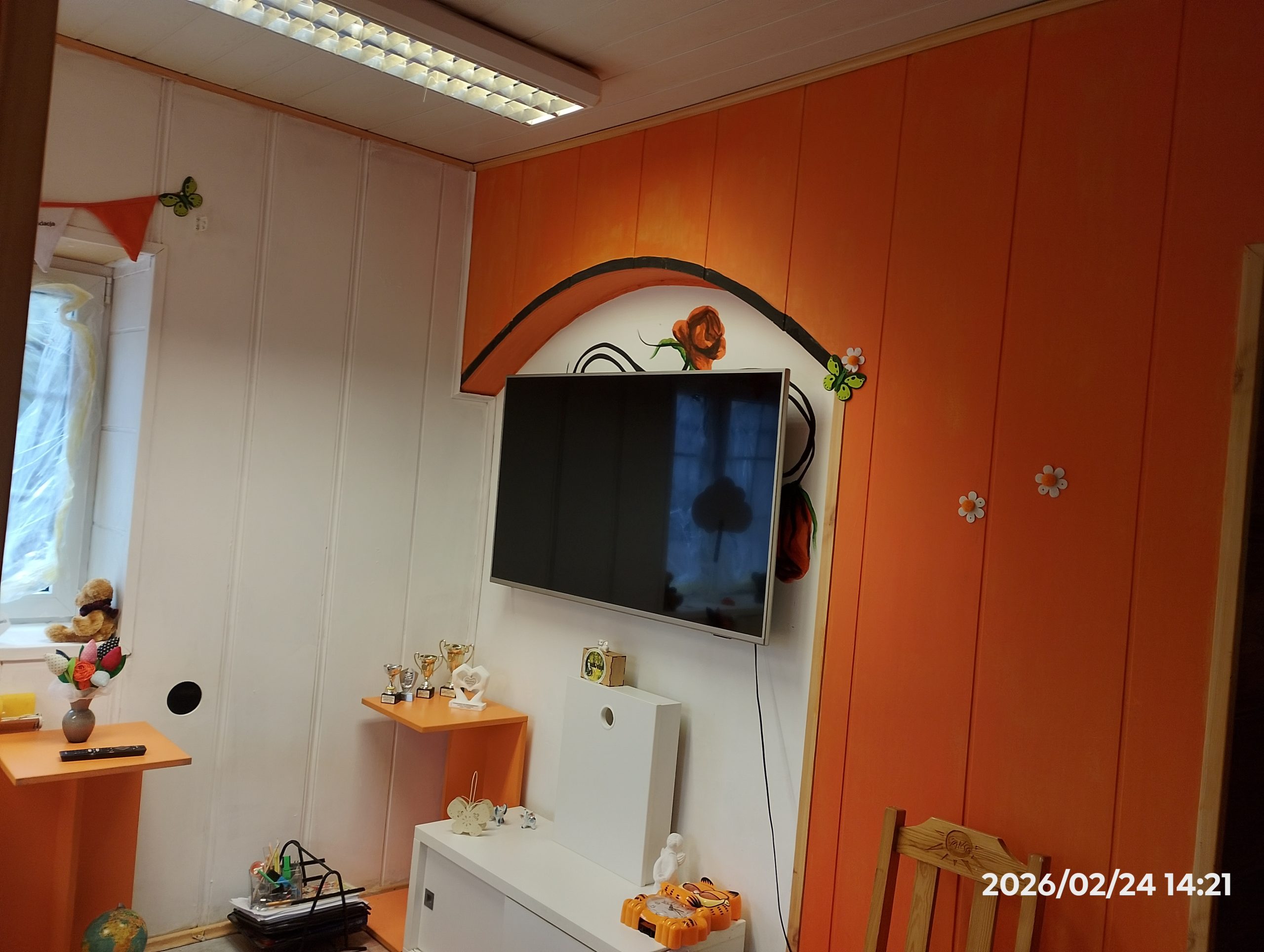 ściana z zamocowanym telewizorem