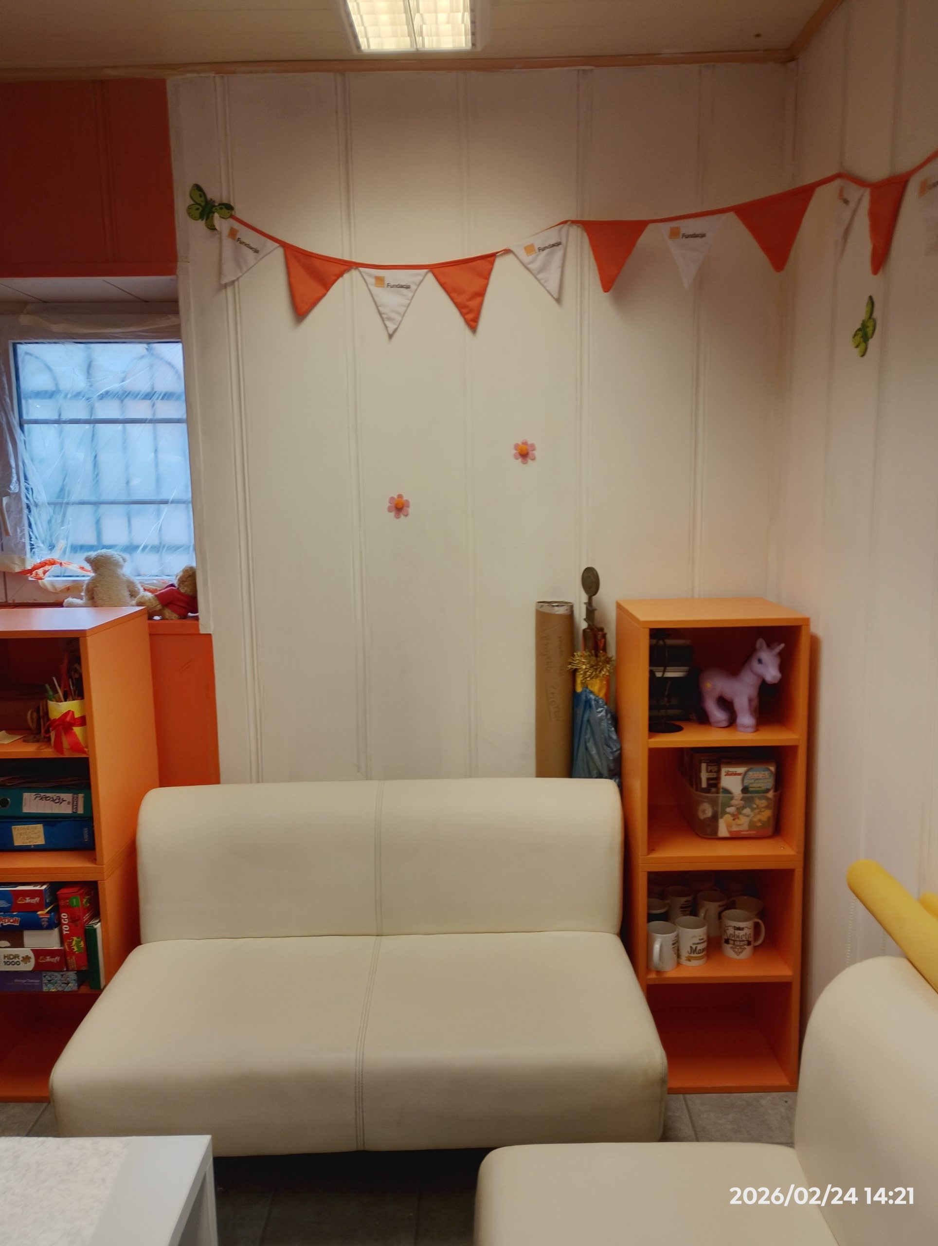 kanapa, szafka na tle białej ściany