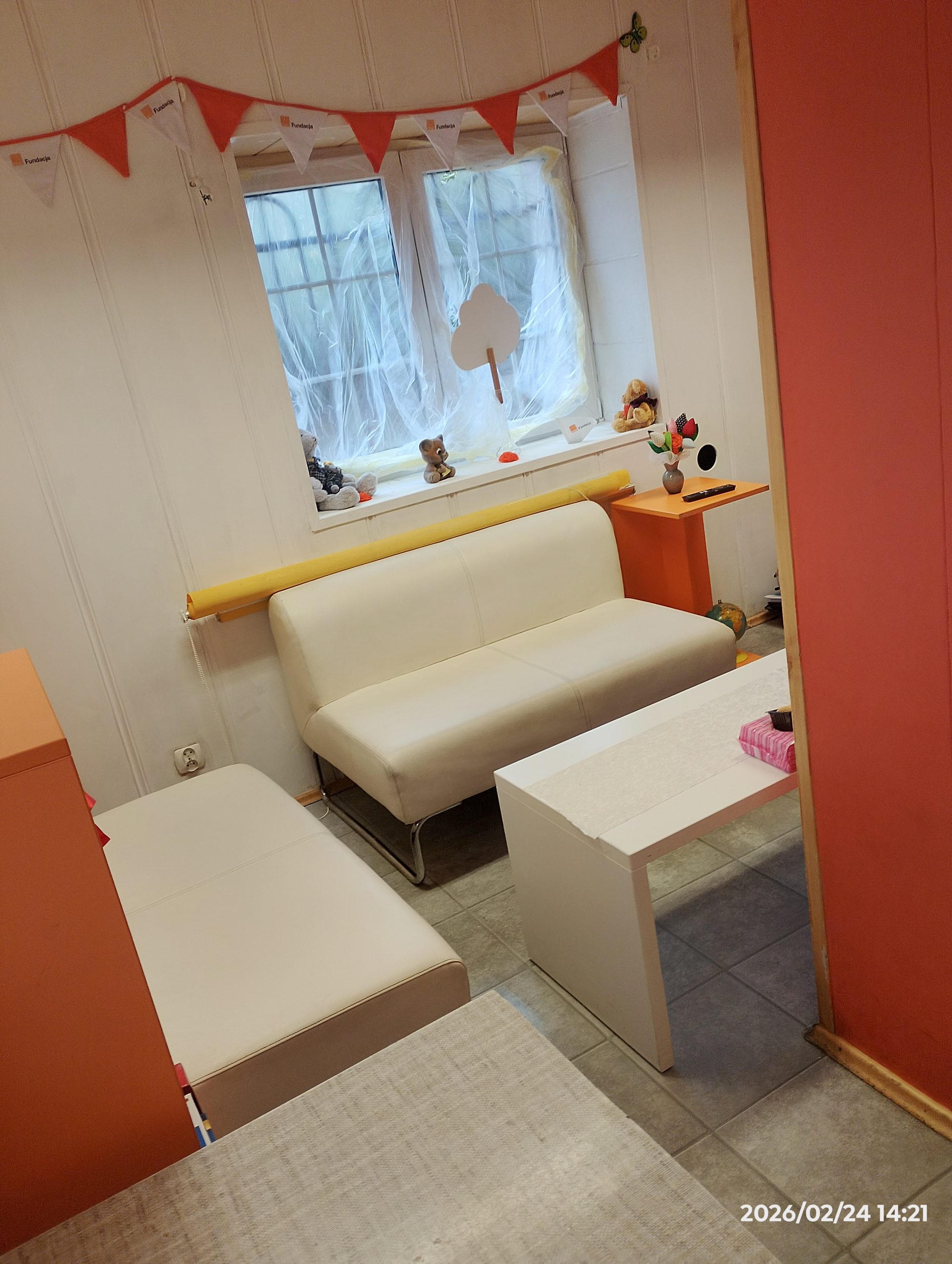 pomieszczenie z białymi kanapami i stołem