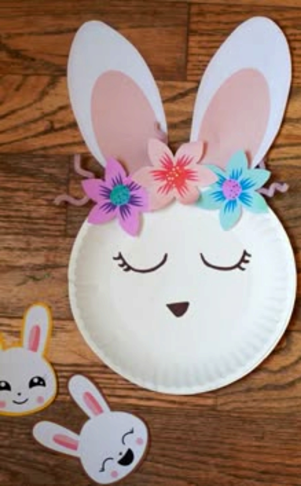 Zajączki zrobione z talerzyków papierowych.