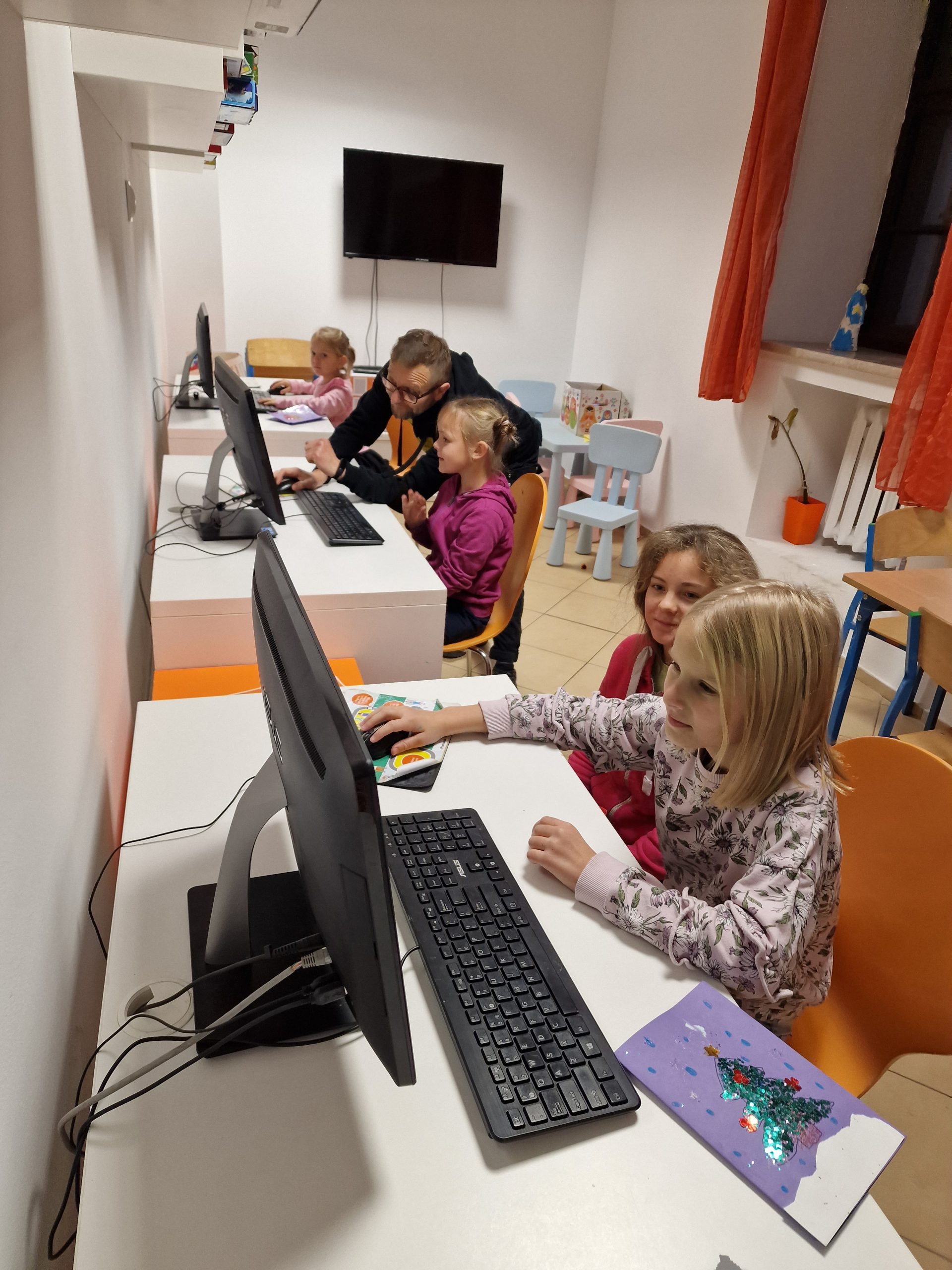 Dzieci przy komputerach