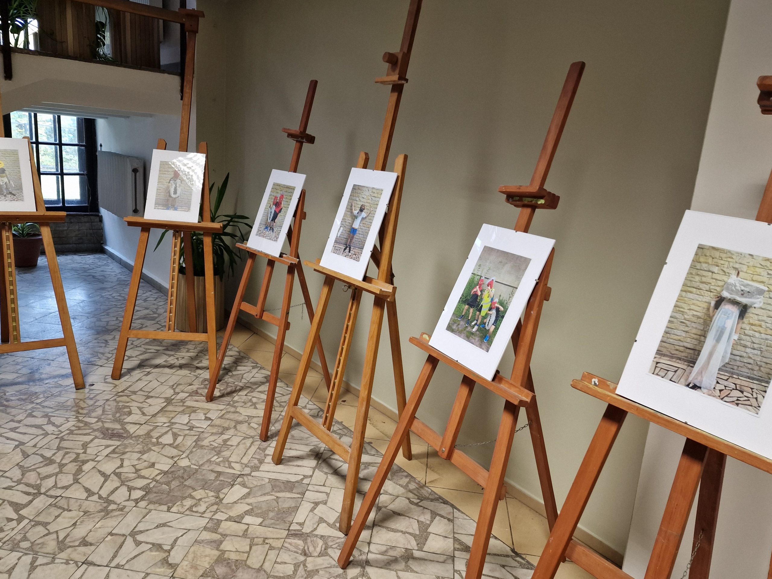 Wystawa zdjęć rewii szmacianej mody