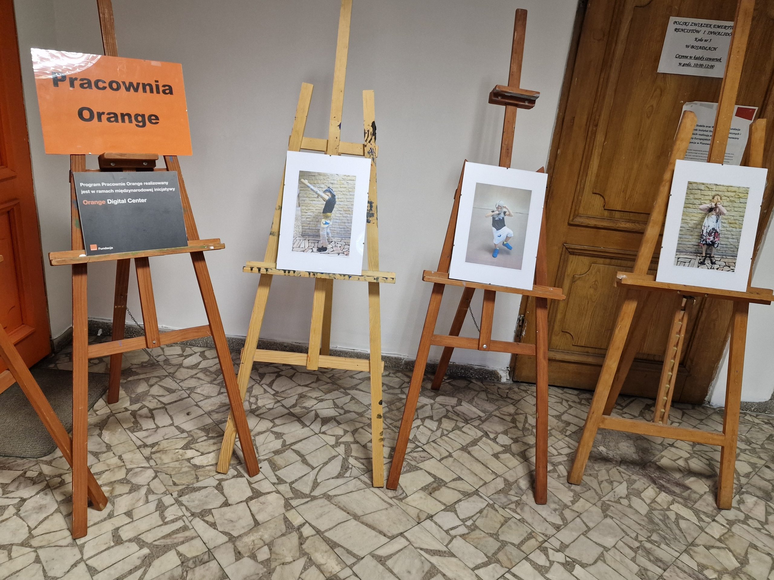 Wystawa zdjęć rewii szmacianej mody