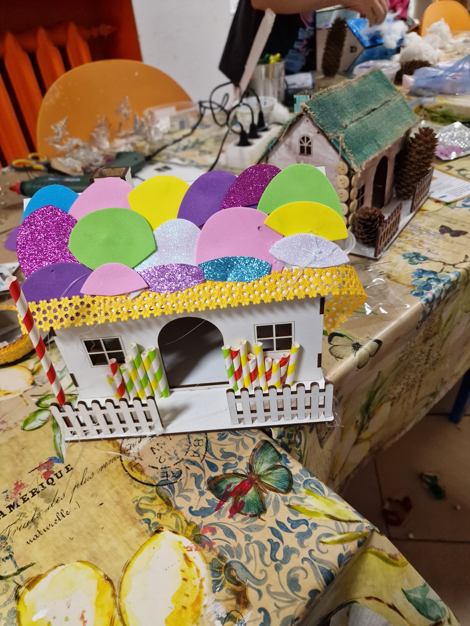 Ozdobiony domek wykonany na warsztatach.