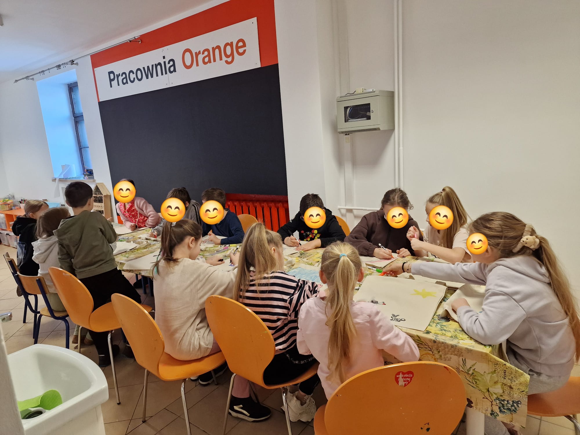 Dzieci siedzą przy stole