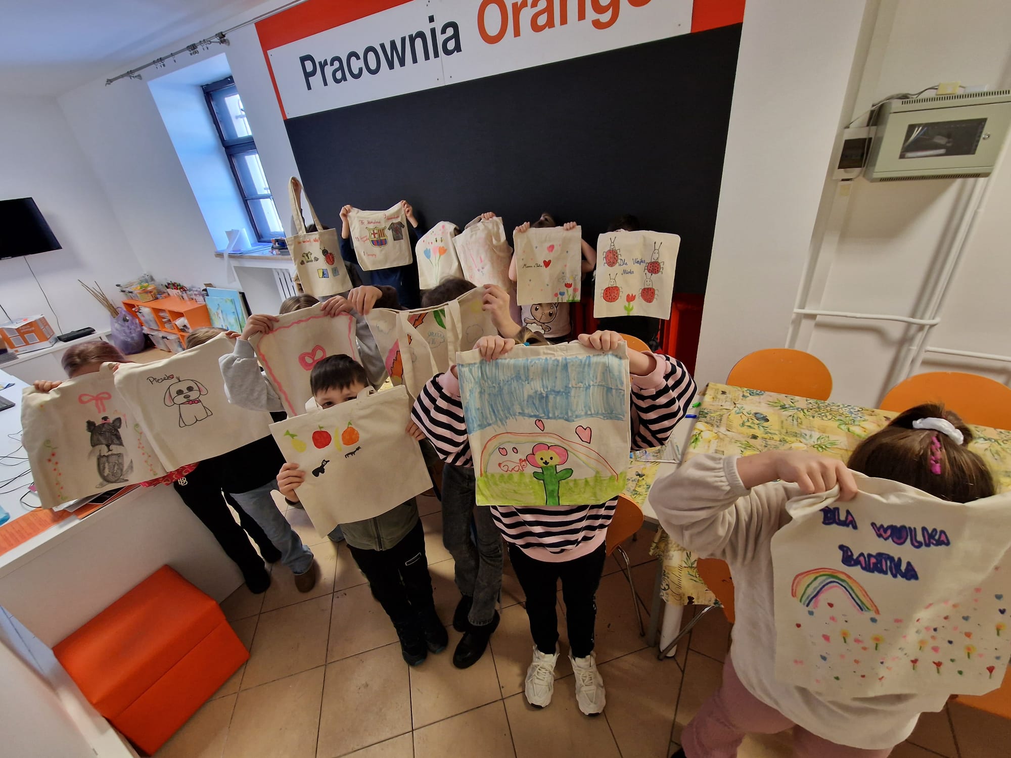 Dzieci pokazują swoje pracę