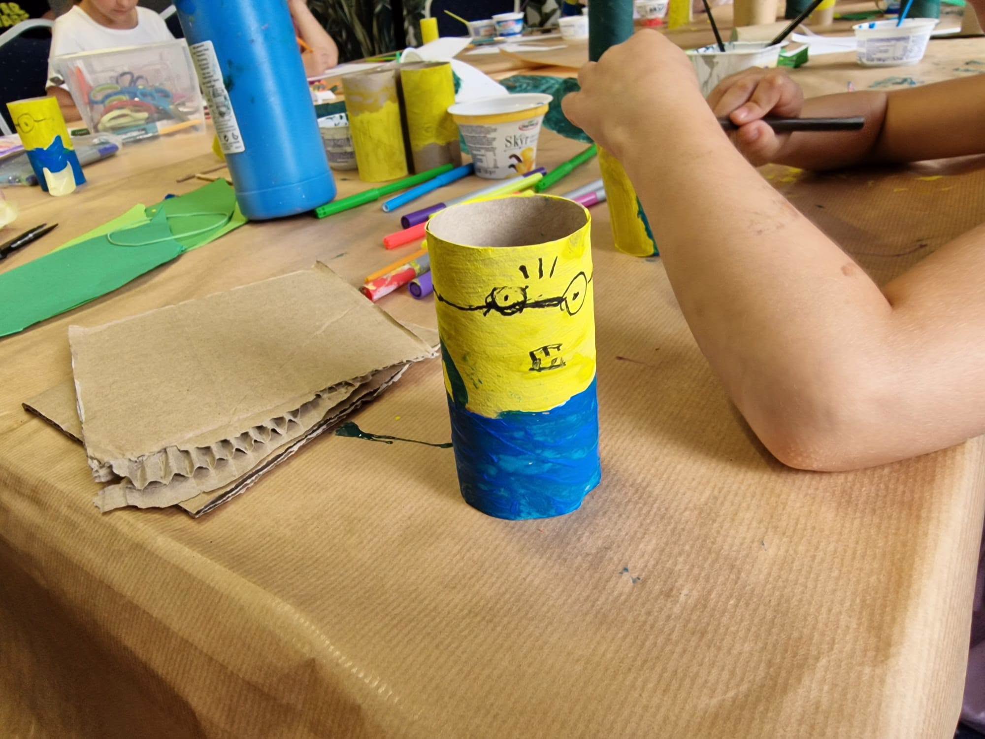 Figurka Minionka wykonana z papieru
