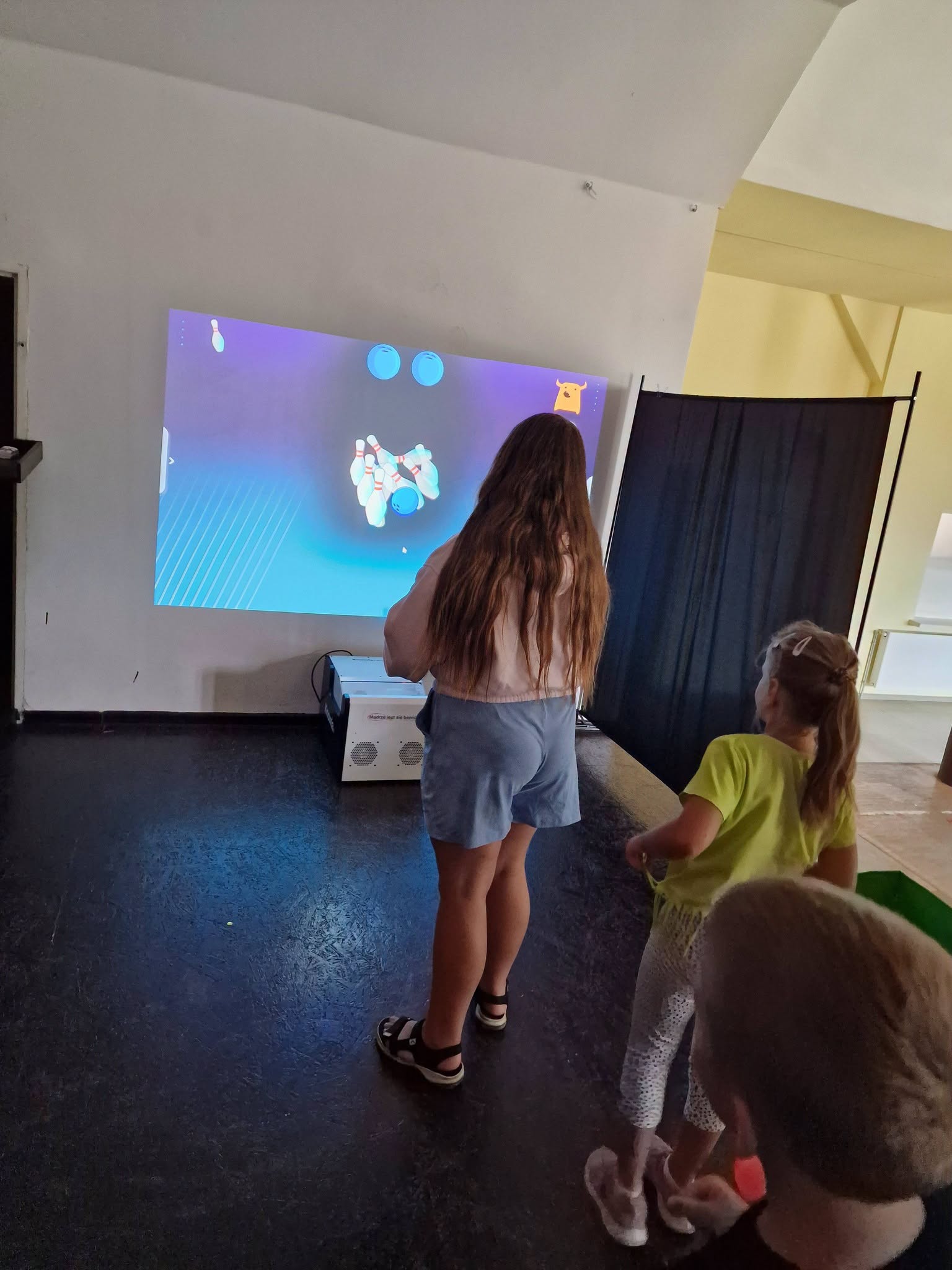 Dzieci grają na playstation