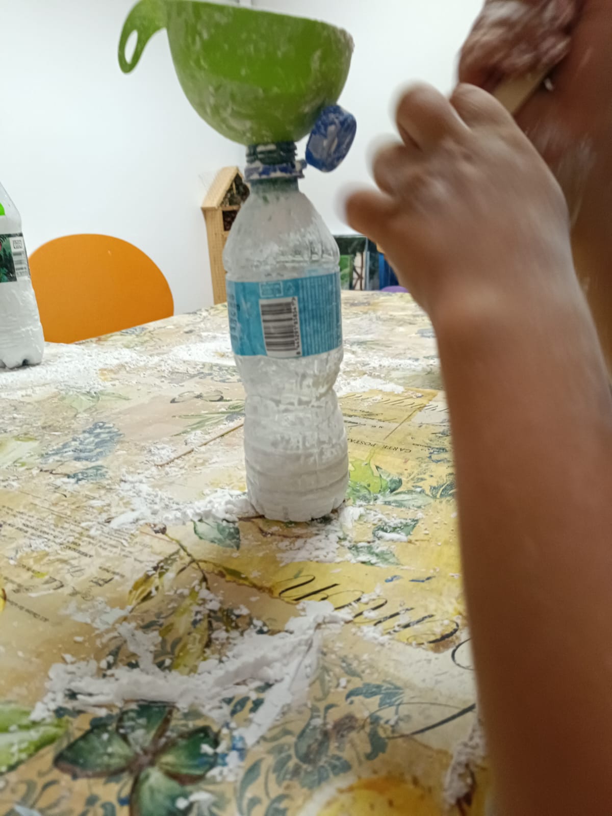 Plastikowa butelka z białym płynem.
